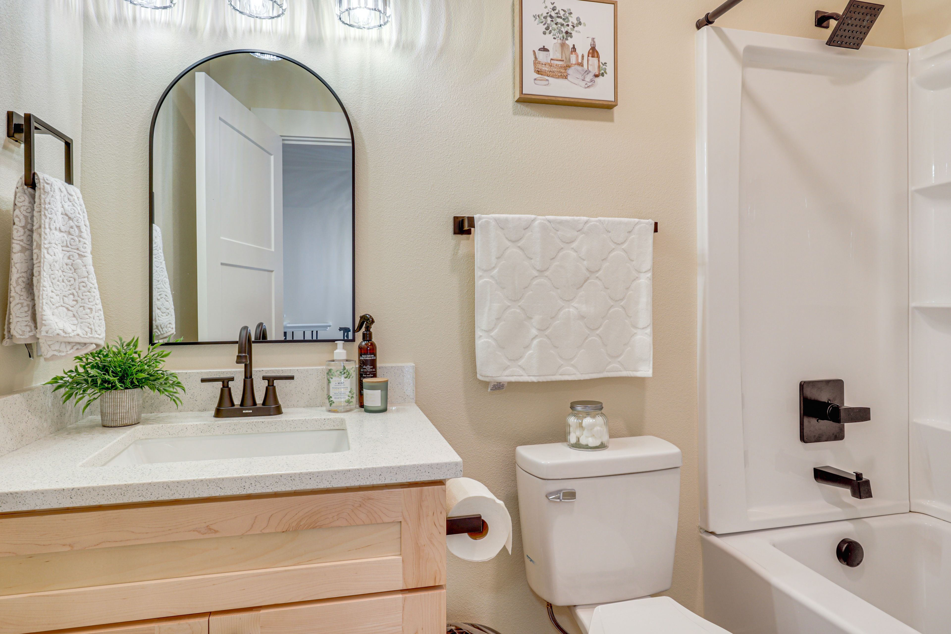 Full Bathroom | 2nd Floor | Shower/Tub Combo