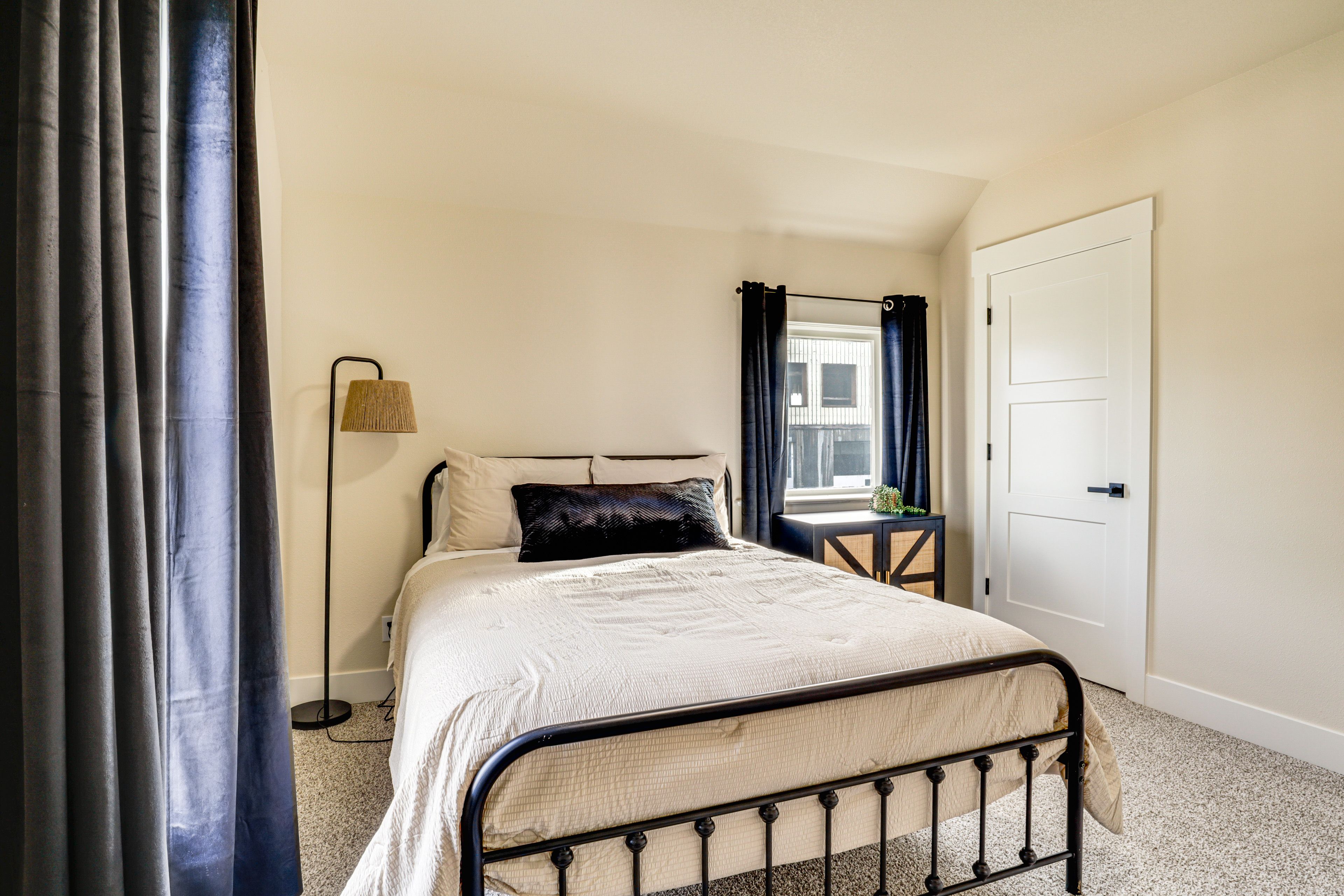 Bedroom 2 | Queen Bed | 2nd Floor