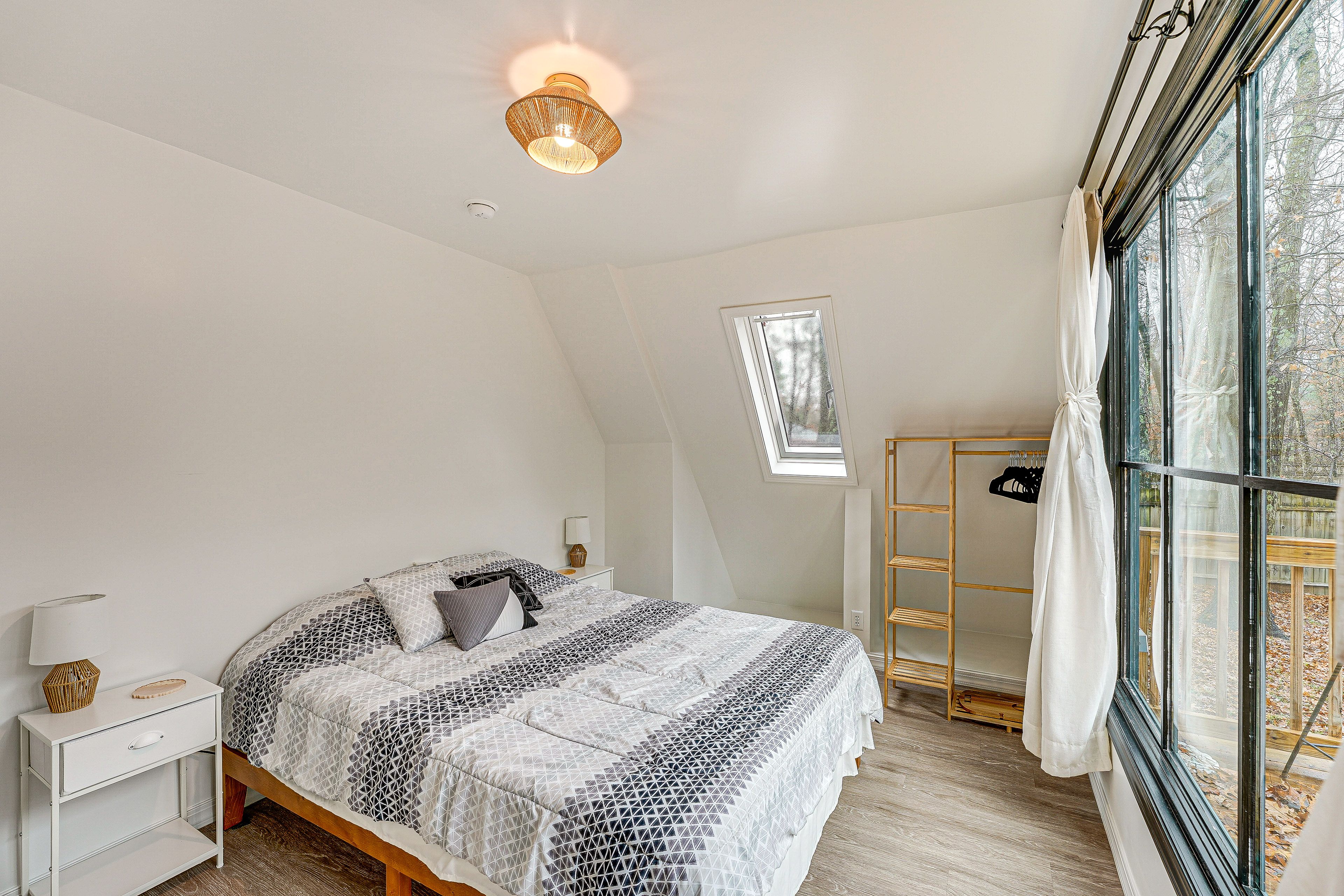 Bedroom 1 | Queen Bed | Linens Provided | 1st Floor
