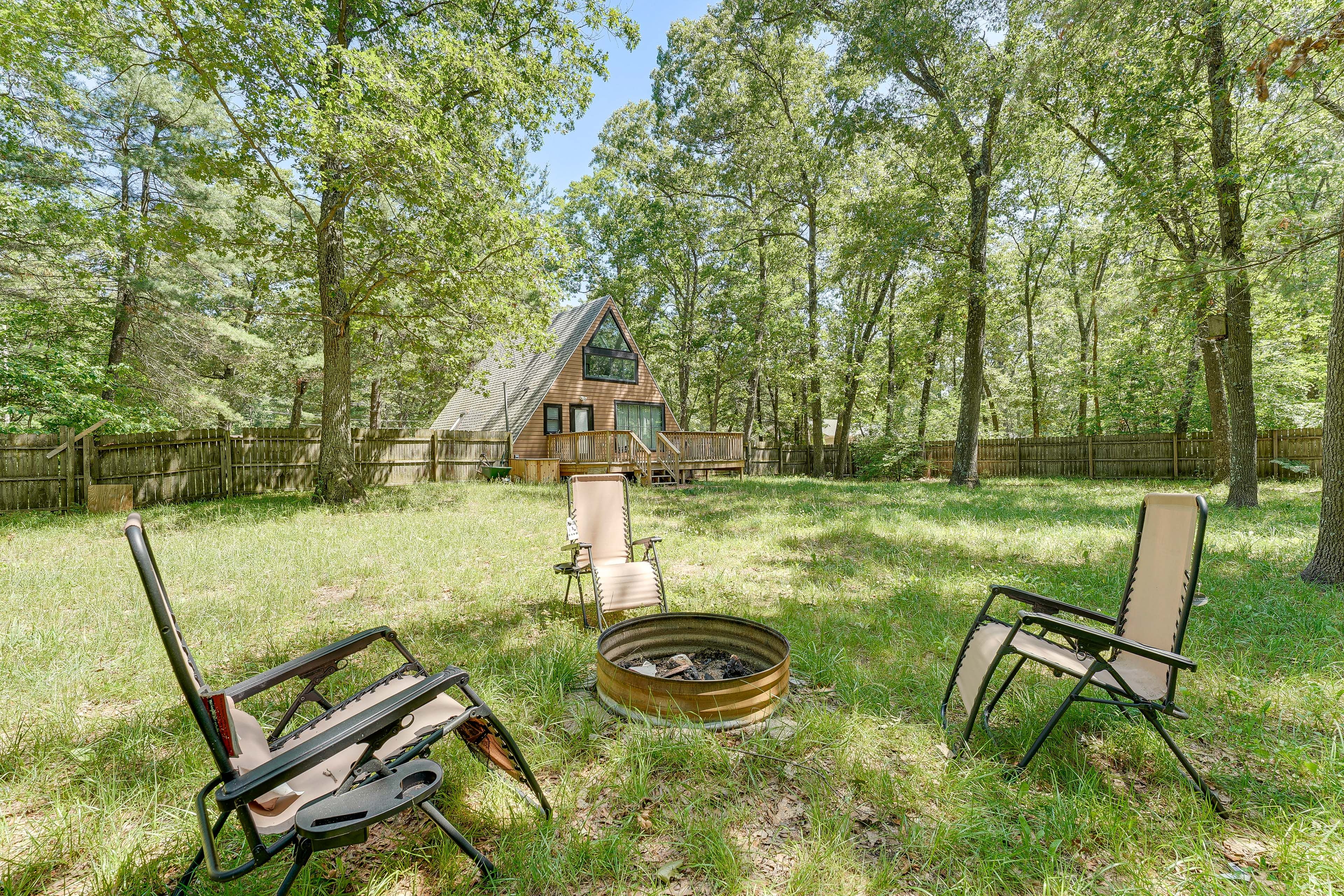Fenced Backyard | Deck | Fire Pit (Firewood Not Provided)
