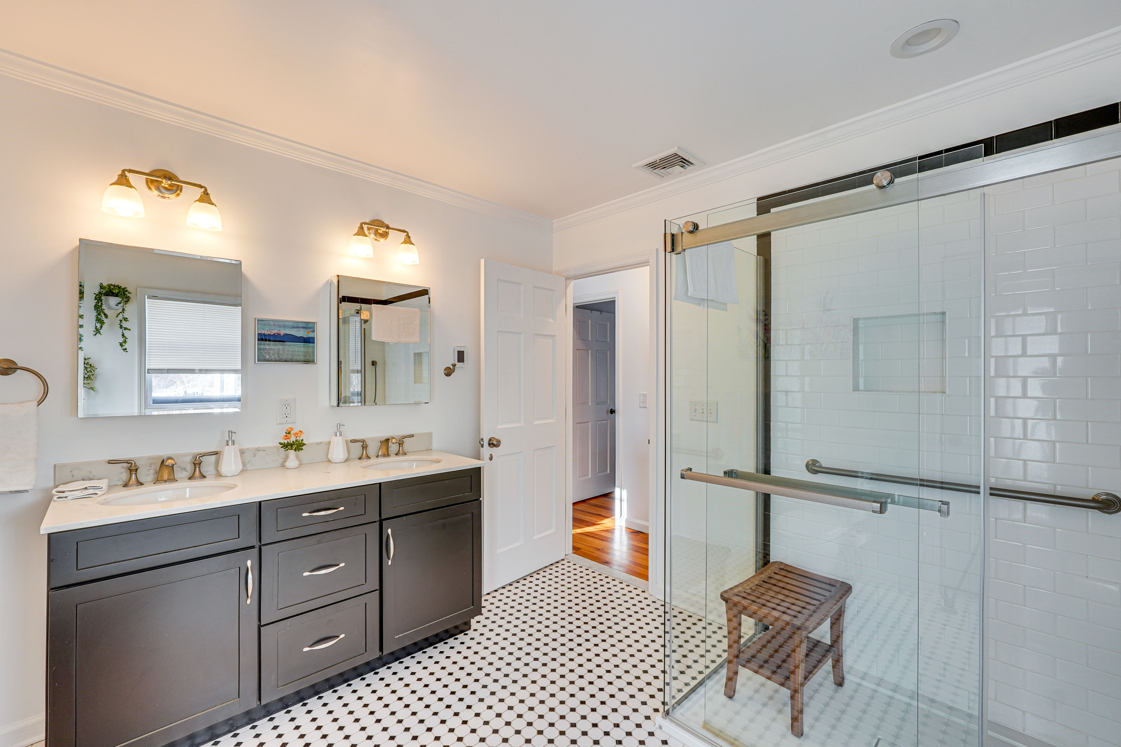 Full Bathroom | Complimentary Toiletries | Hair Dryer