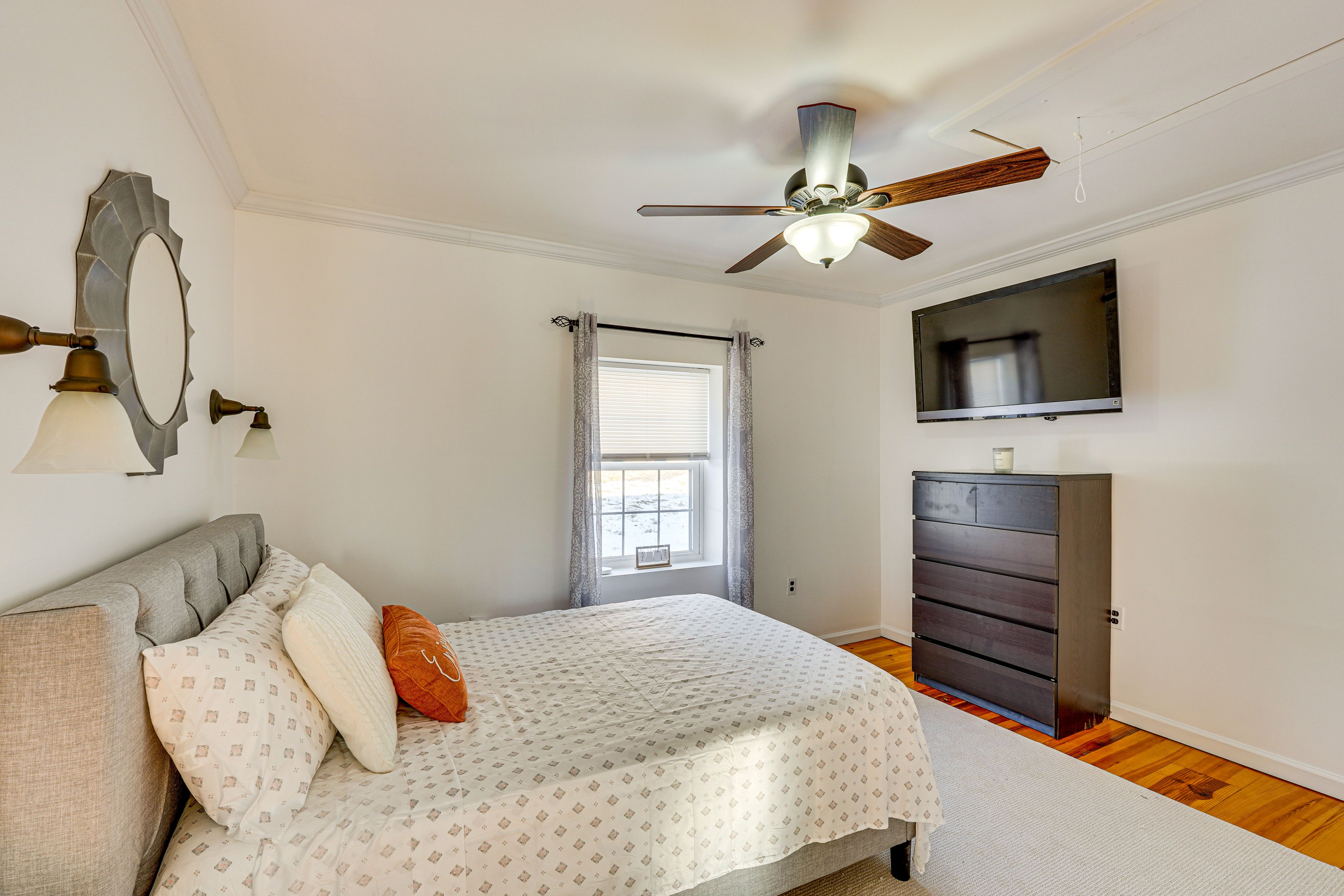 Bedroom 1 | Queen Bed