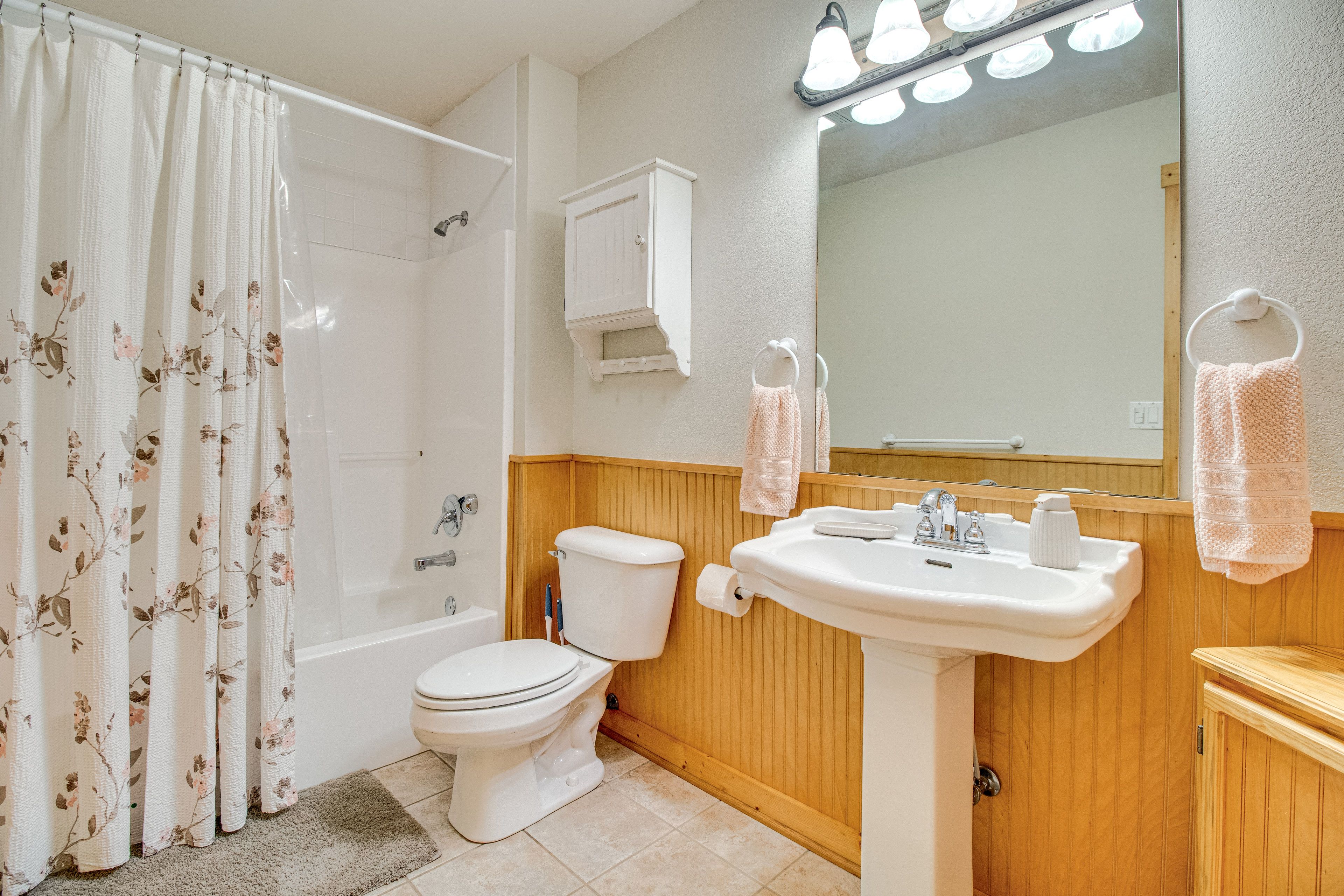 Full Bathroom | Complimentary Toiletries