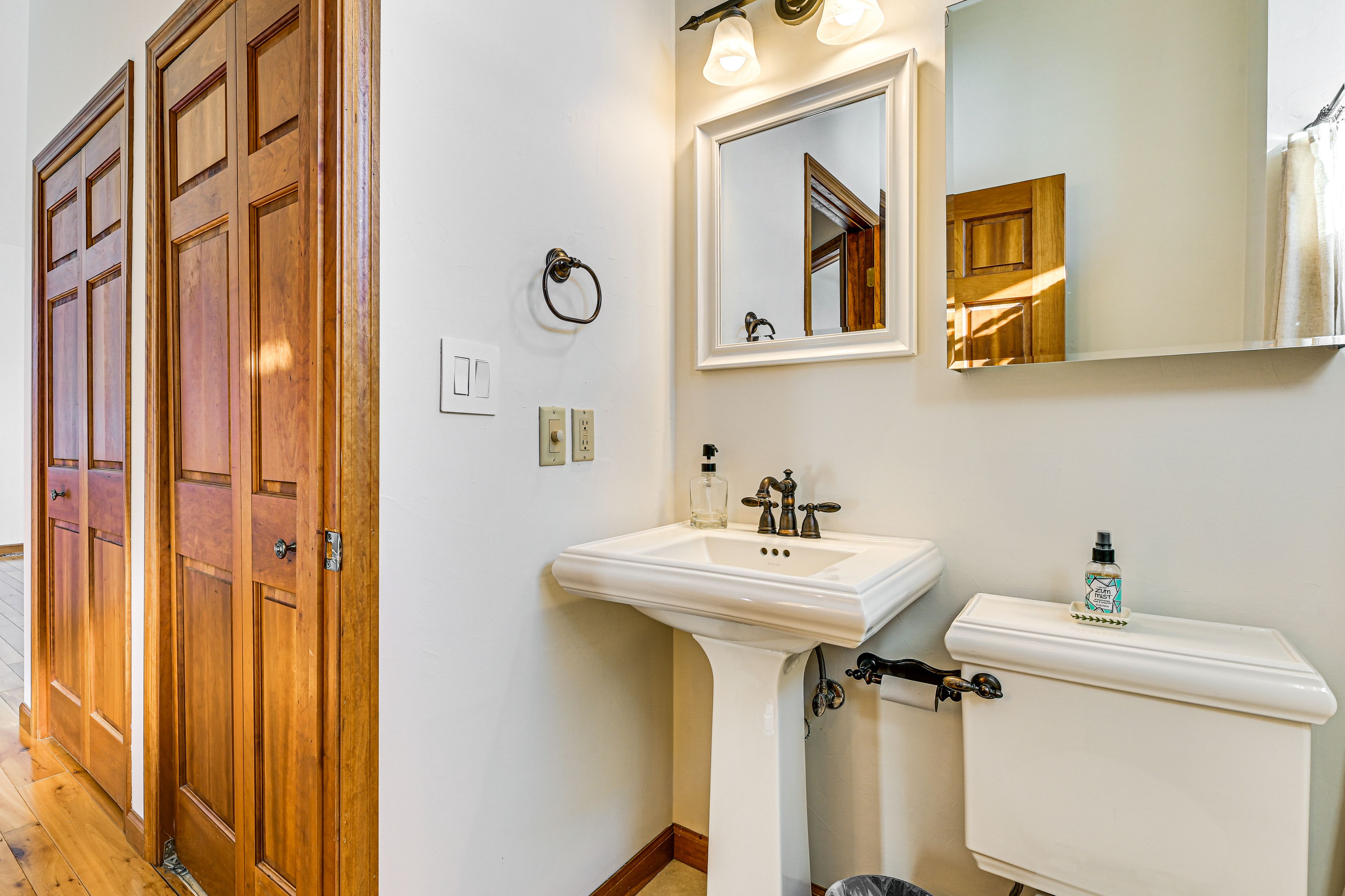 Full Bathroom | 2nd Floor | Towels Provided