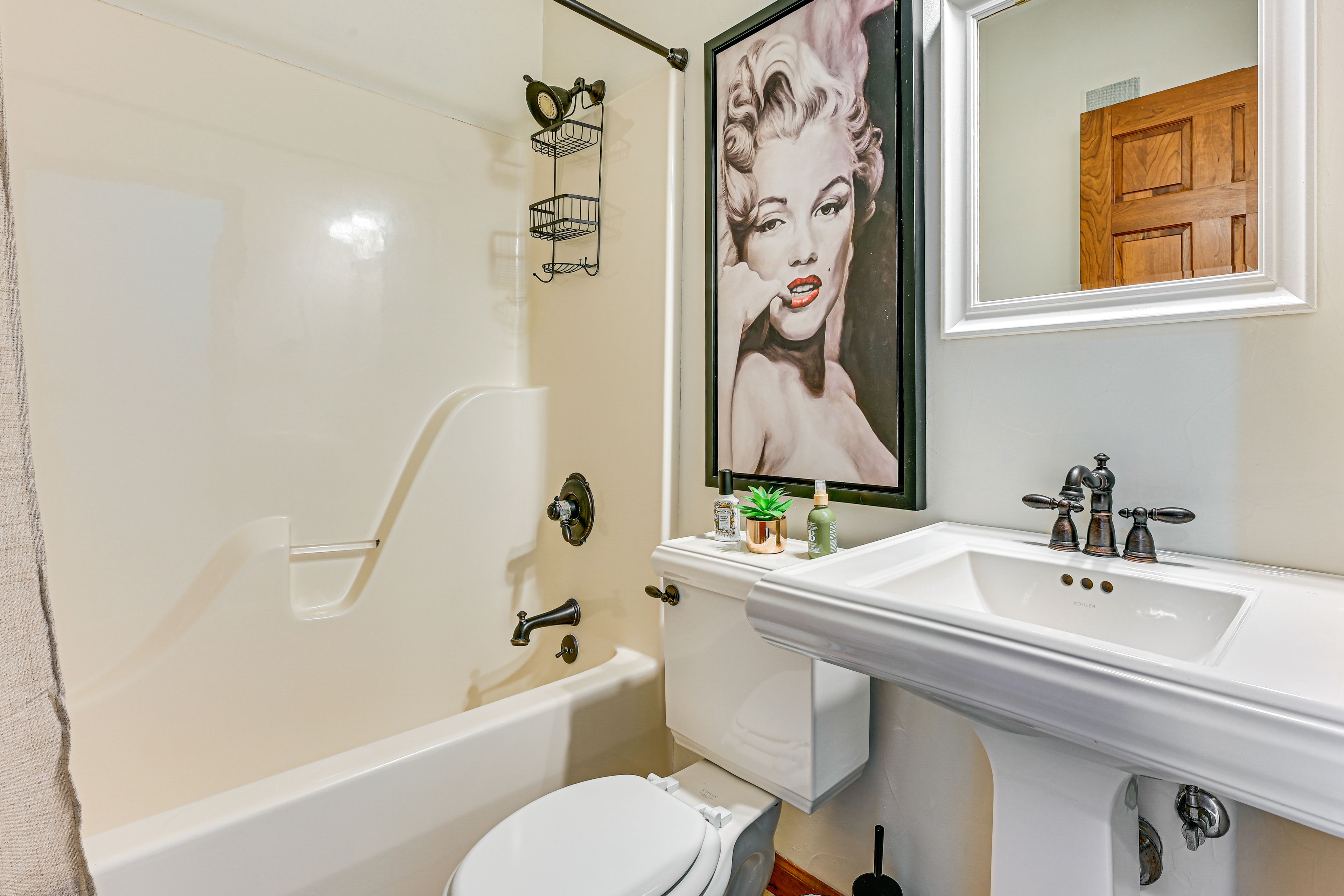 Full Bathroom | 1st Floor | Towels Provided