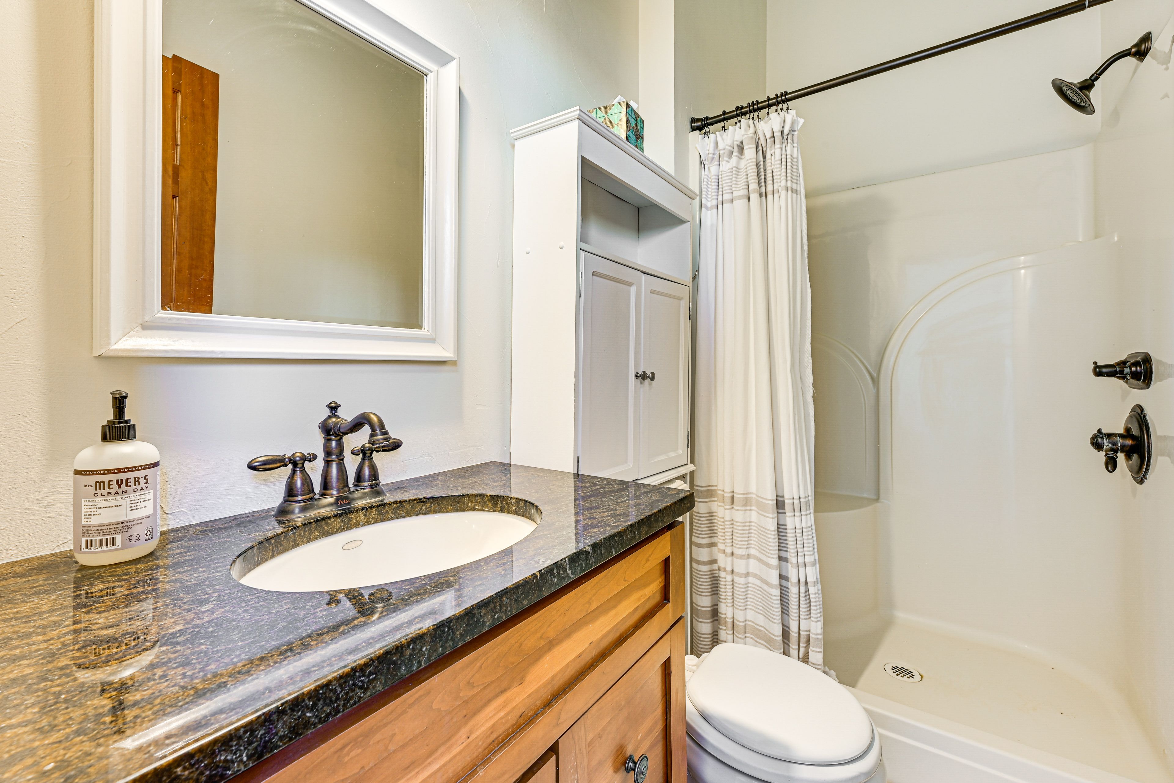 Full Bathroom | 2nd Floor | Towels Provided