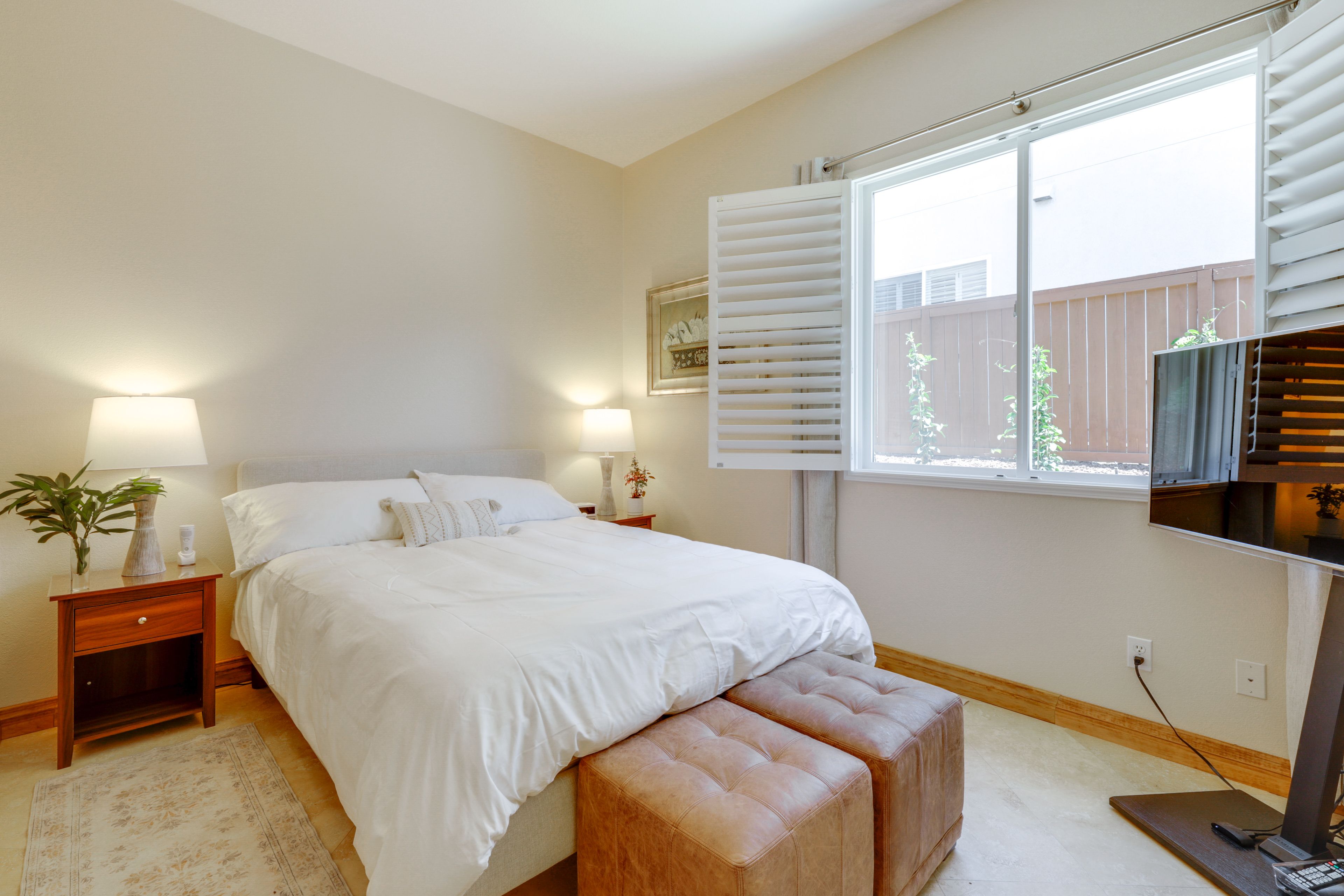 Bedroom | Queen Bed | Linens Provided