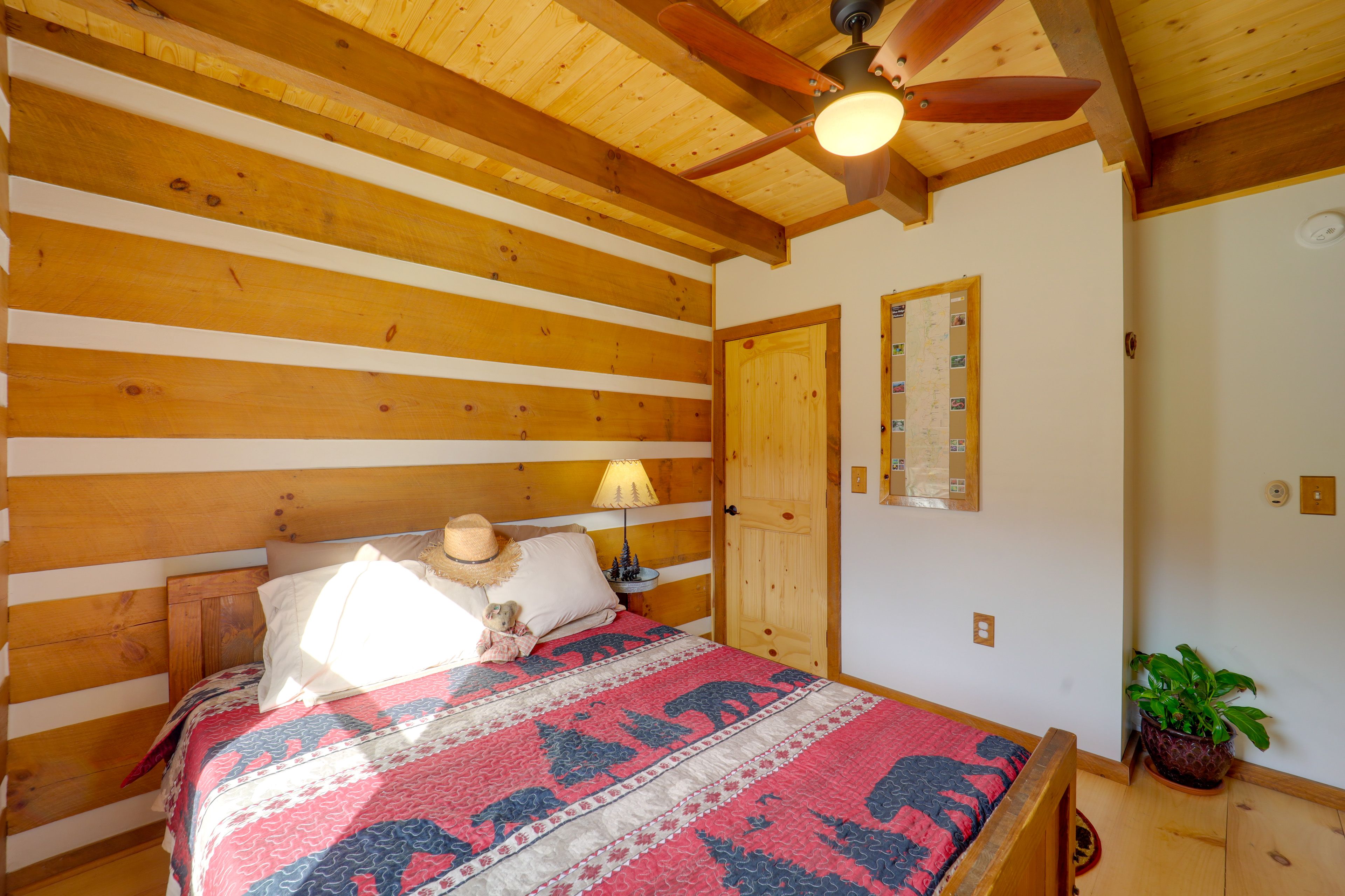 Bedroom 2 | Queen Bed | 1st Floor