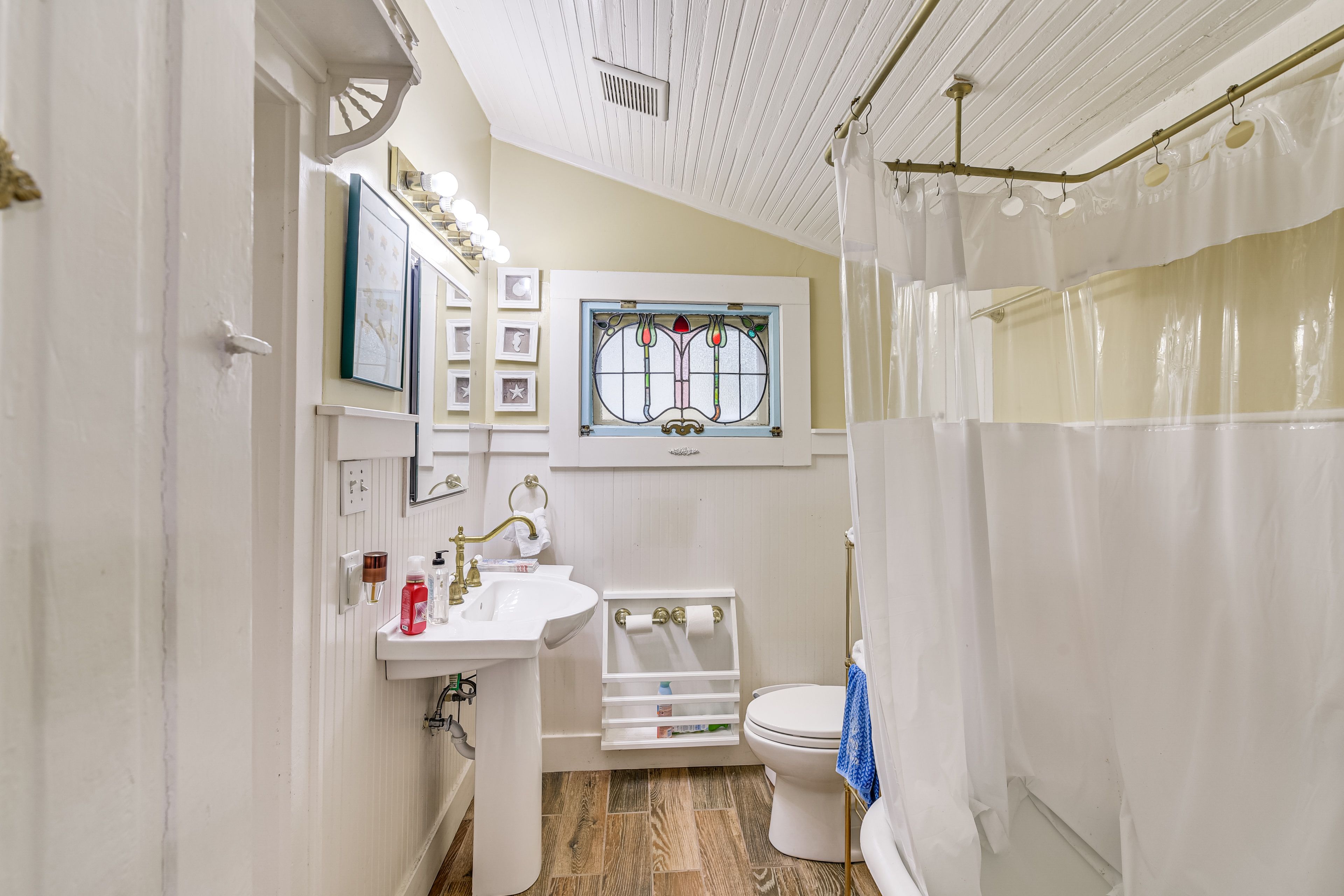 Bathroom | Main Level
