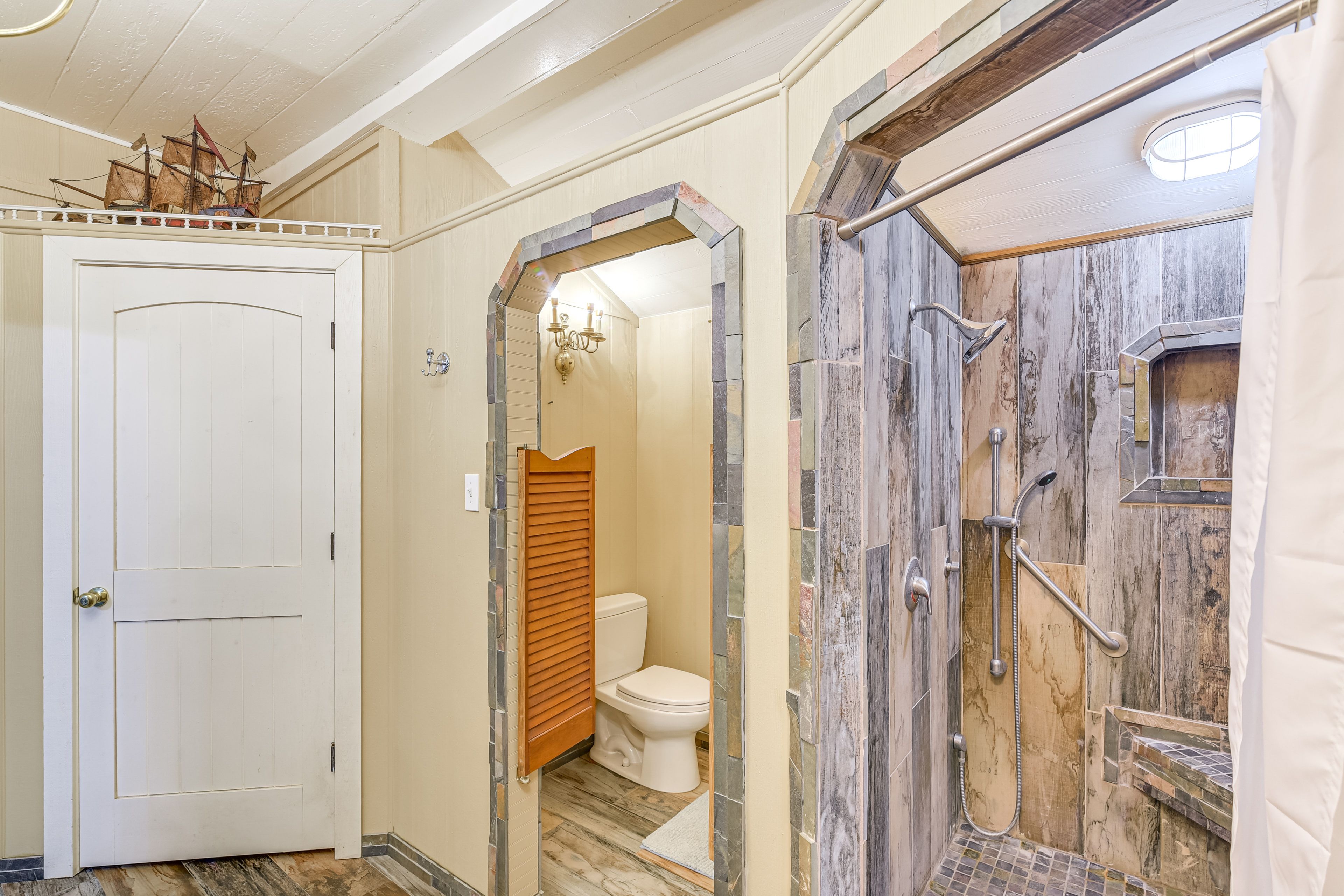 Bathroom | Main Level | Towels Provided | Access via Bedrooms 1 & 2