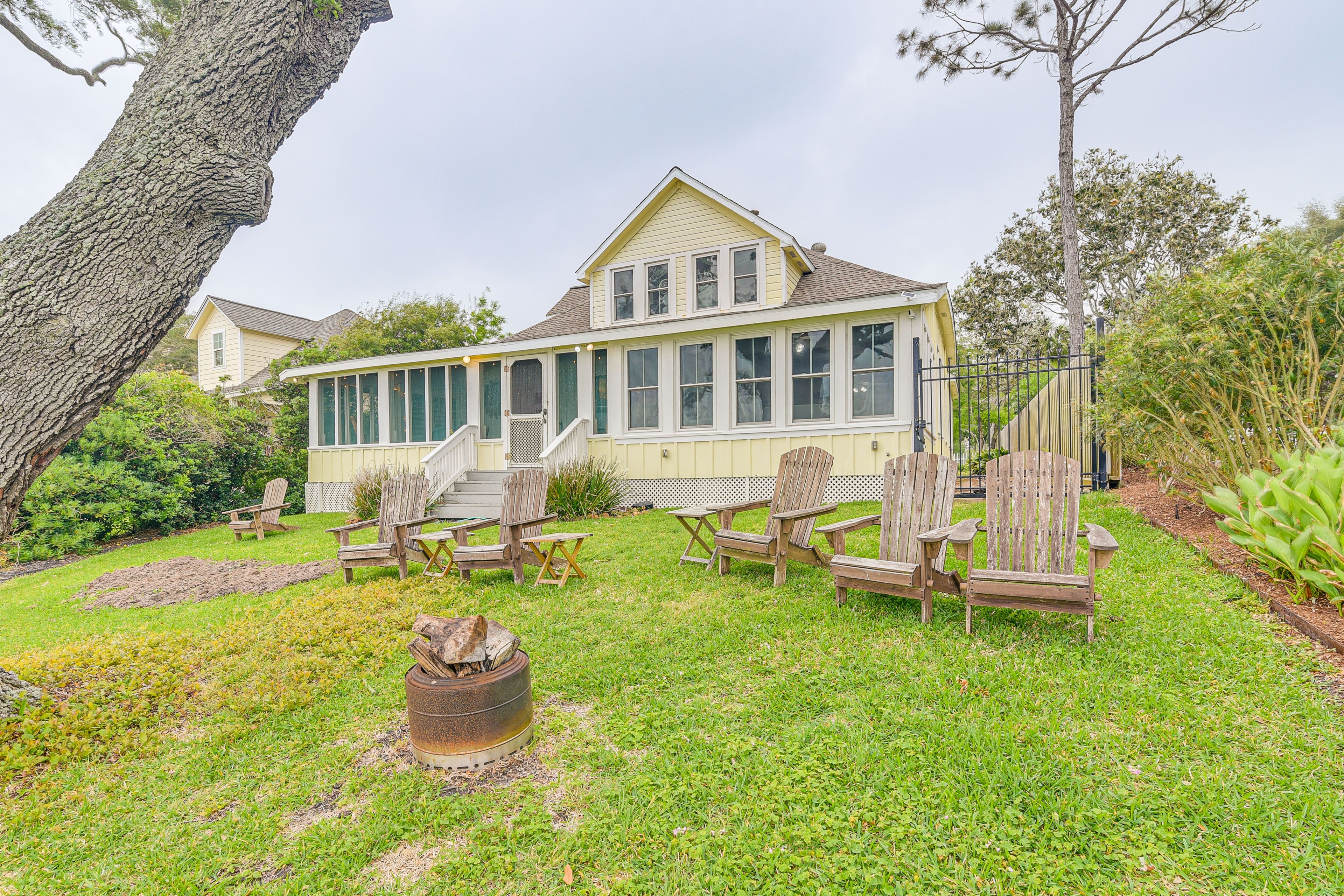 La Porte Vacation Rental | 3BR | 3BA | 2,880 Sq Ft | 3 Steps to Access