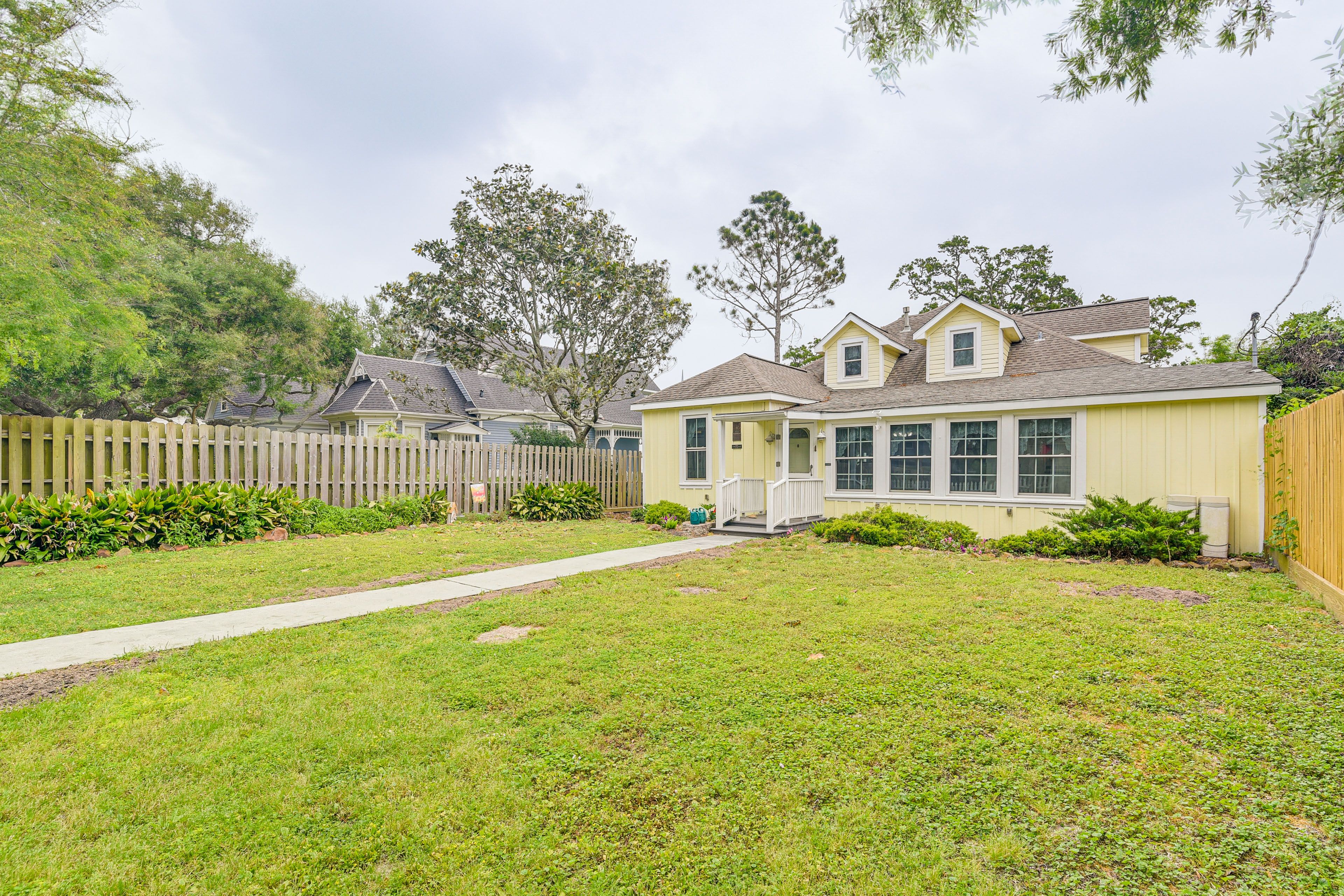 Exterior | Front Yard