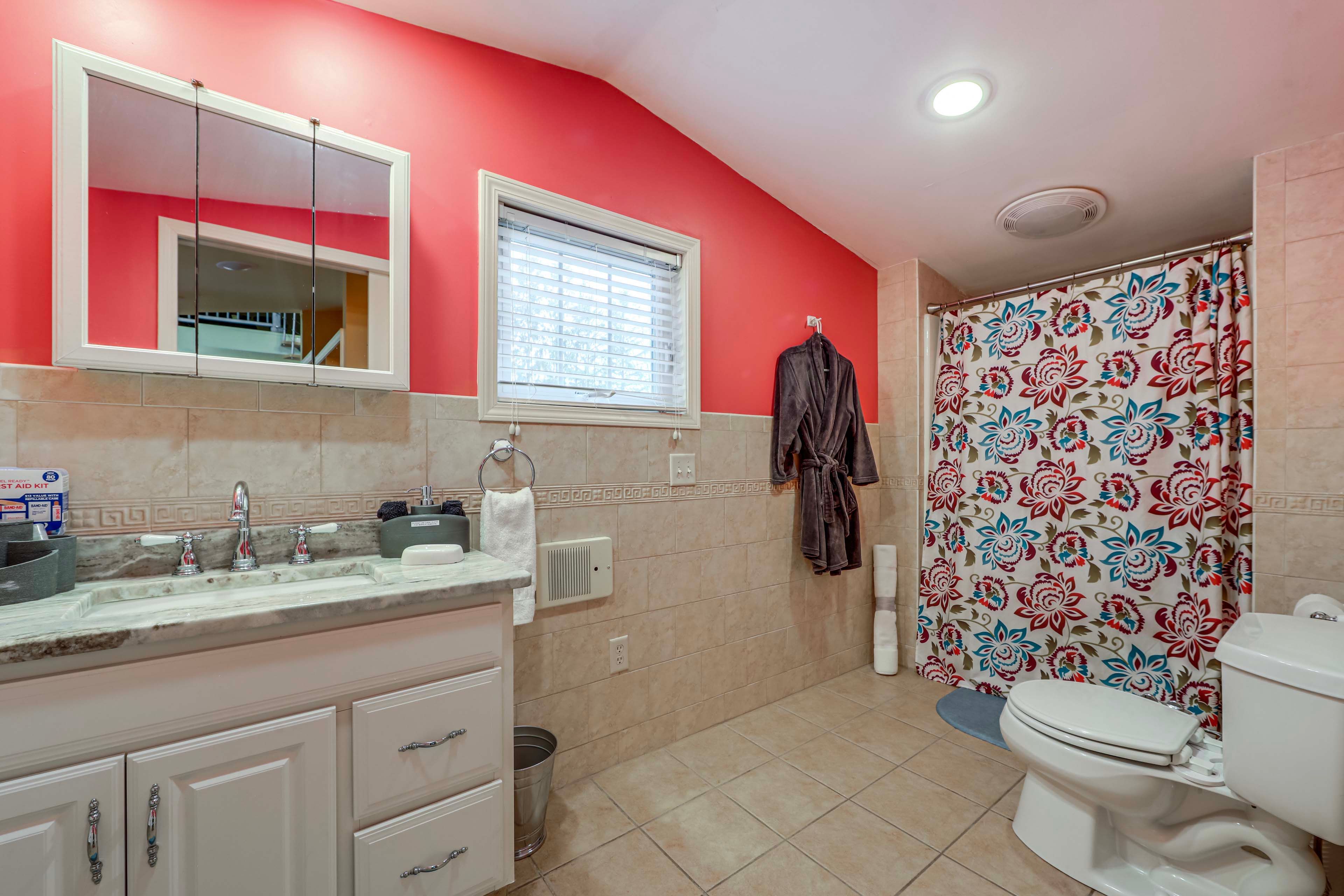 Full Bathroom | 1st Floor | Towels Provided