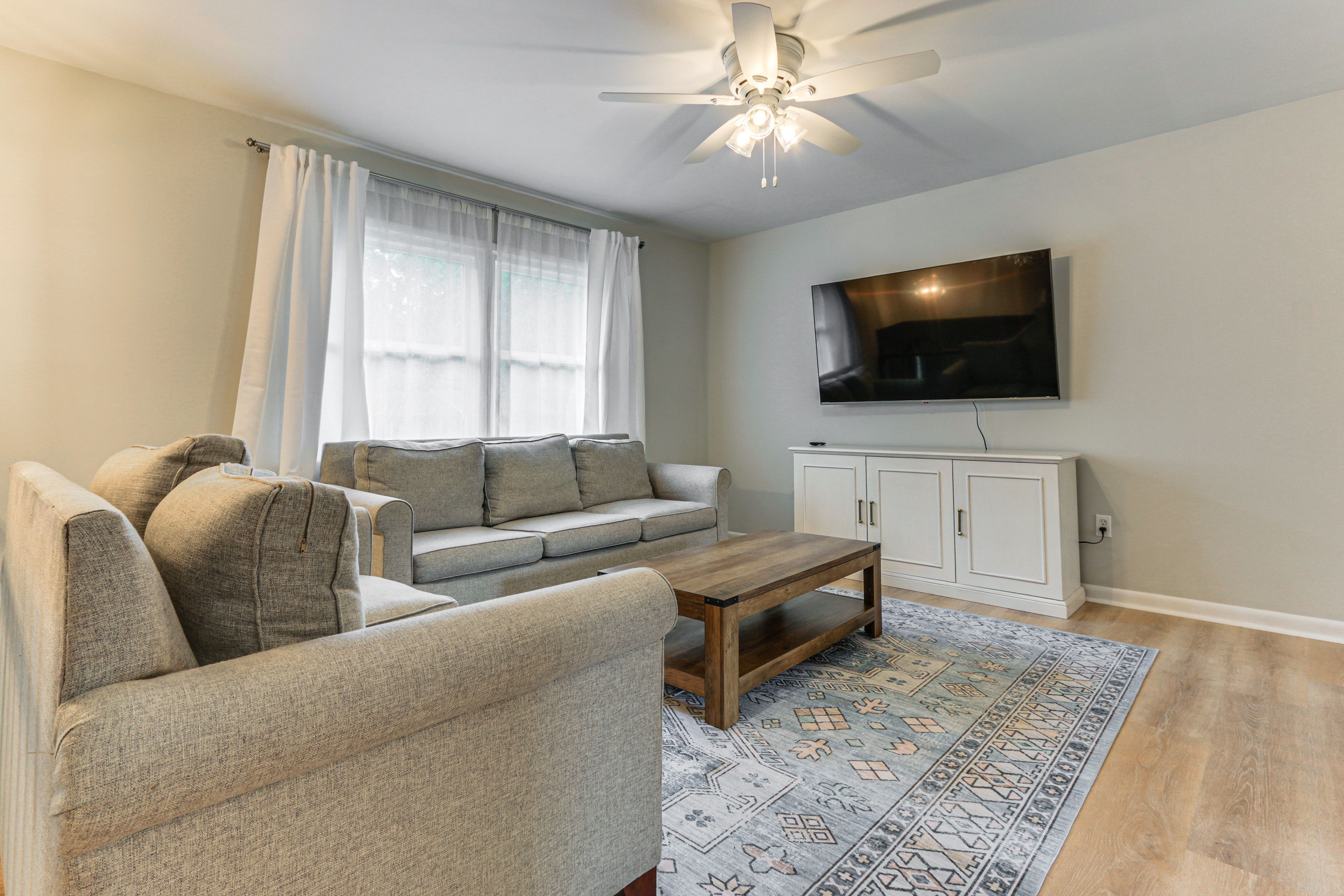 Living Room | Main Level | Smart TV | Free WiFi | Central Heating