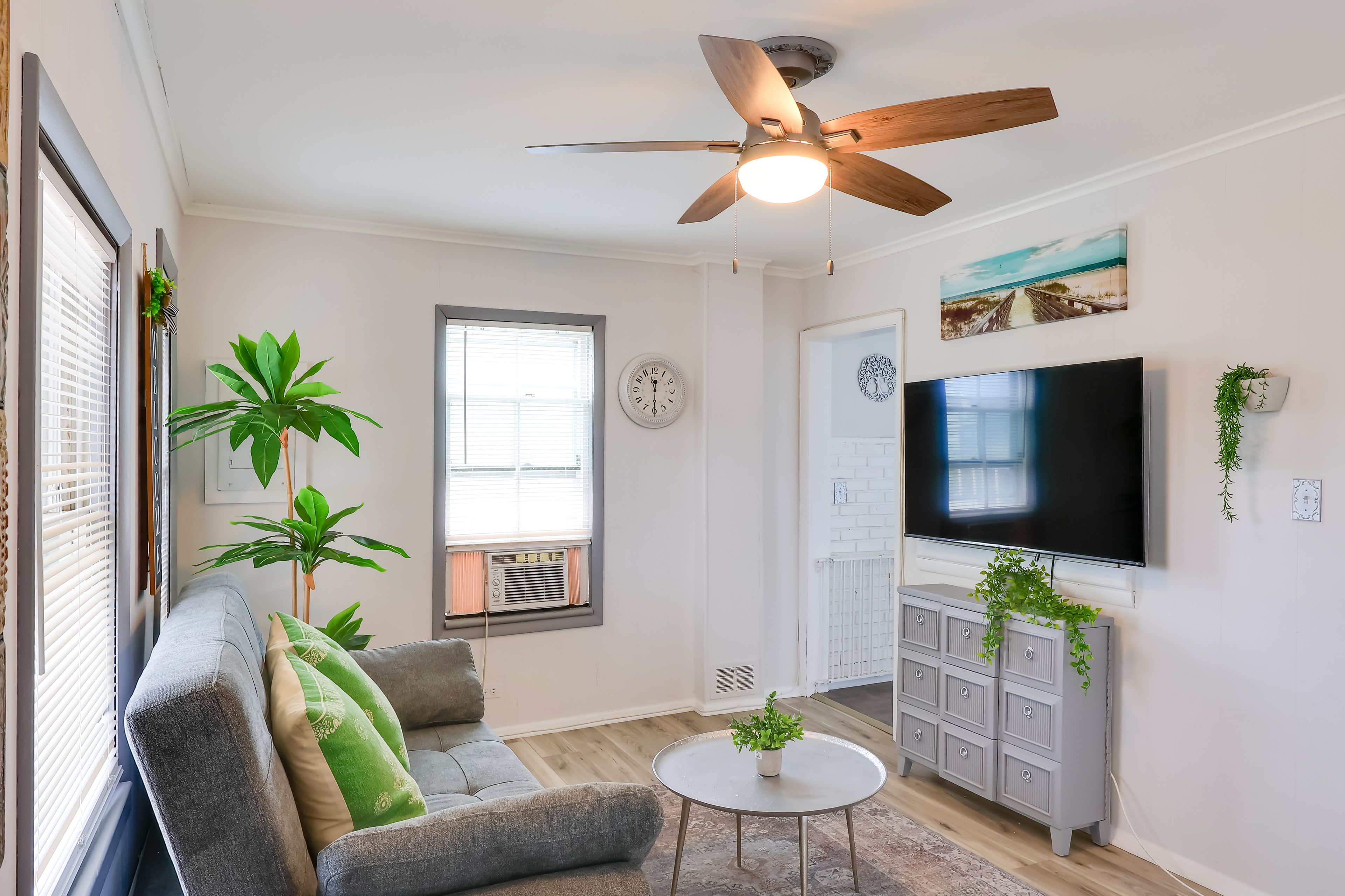 Living Room | Queen Sleeper Sofa | Smart TV | Free WiFi
