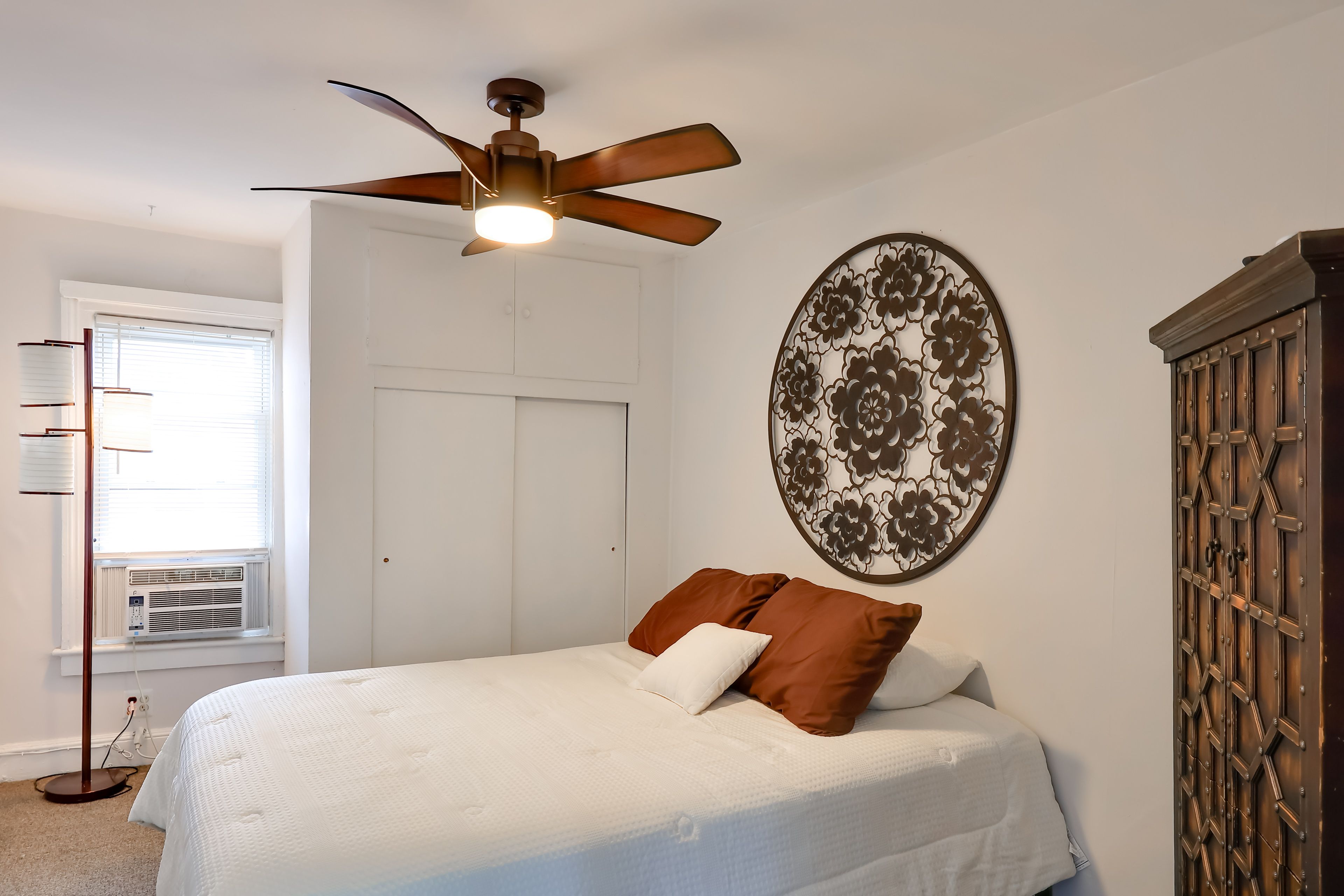Bedroom | Queen Bed | Smart TV