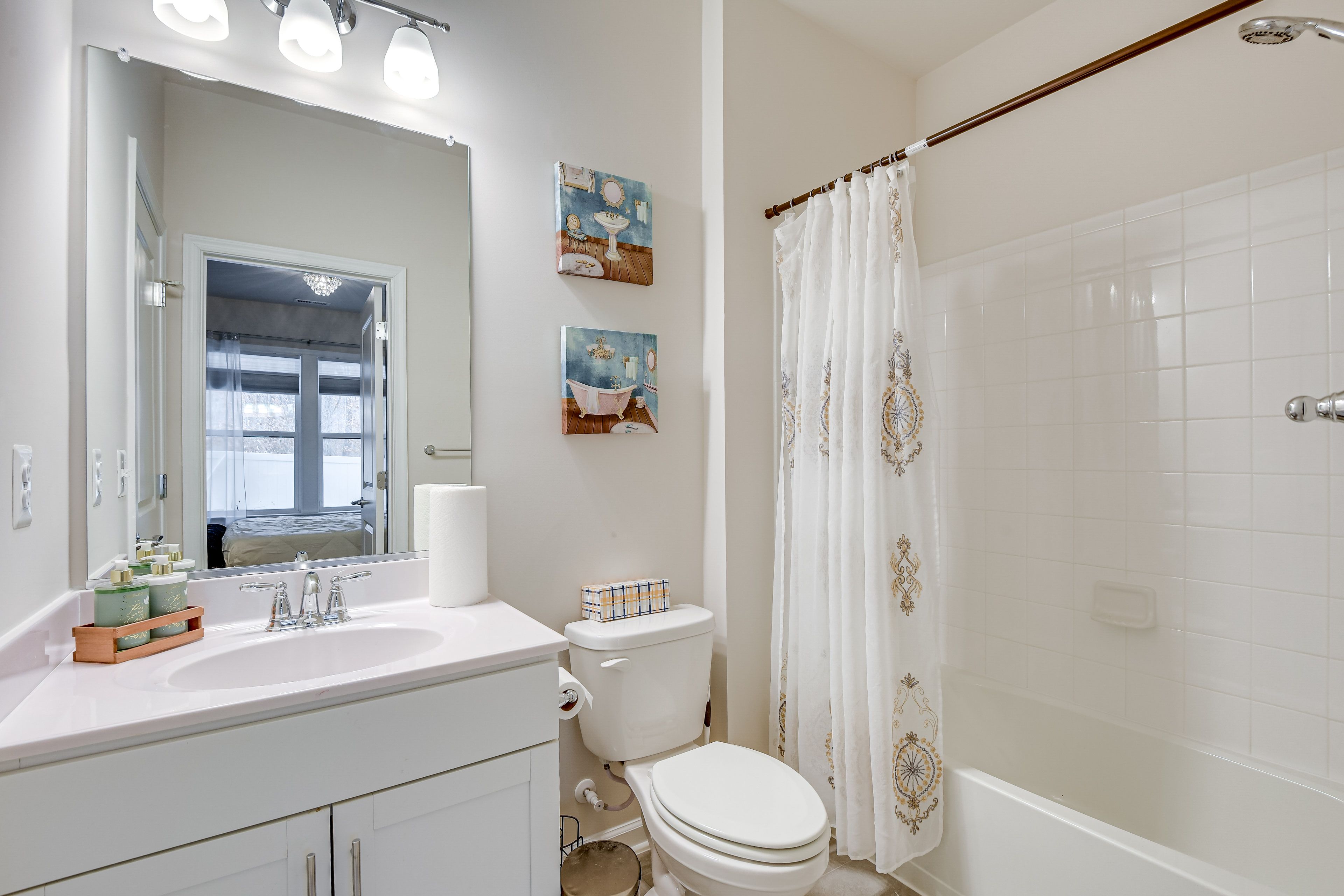 Full Bathroom | 2nd Floor