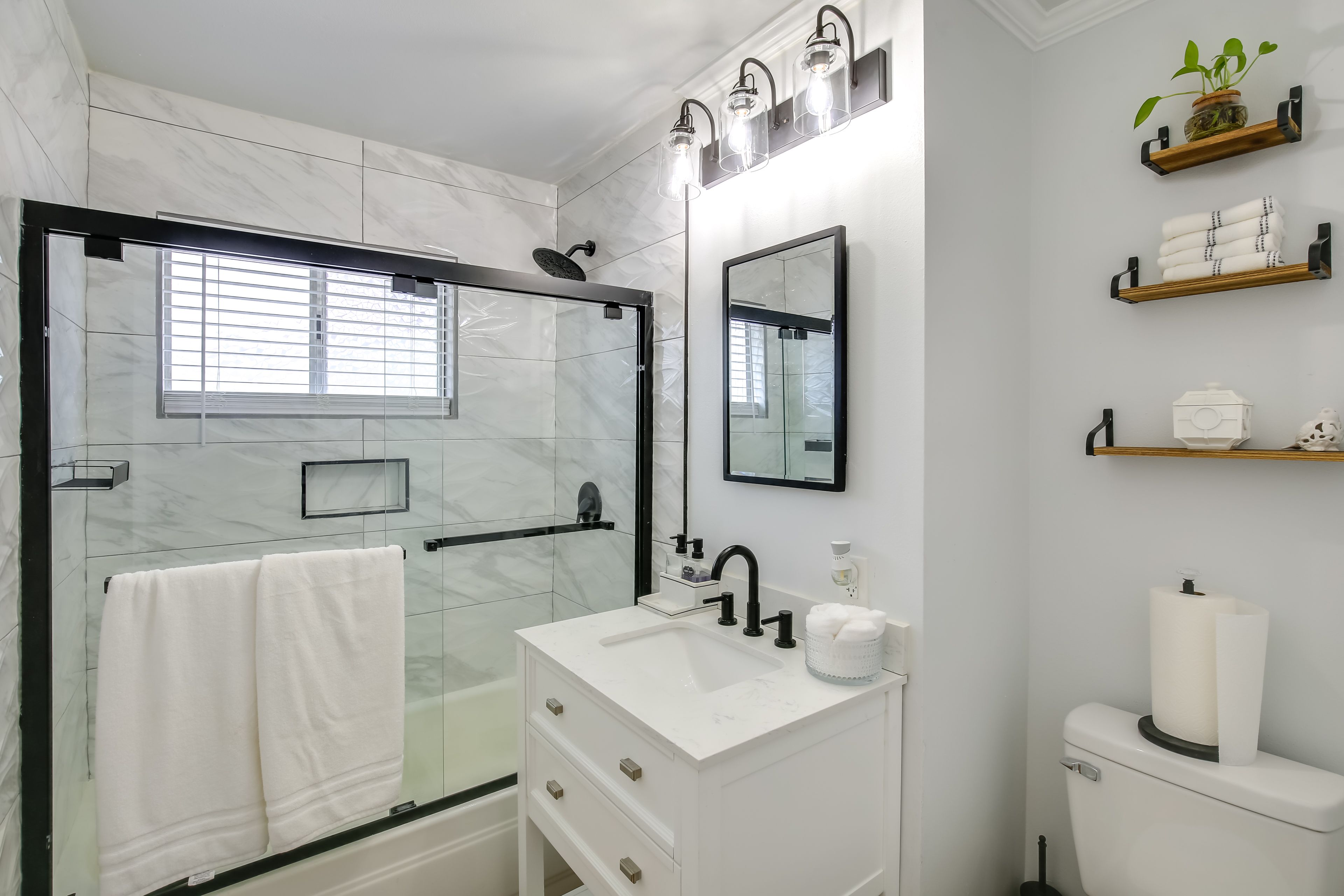 Full Bathroom | Towels Provided