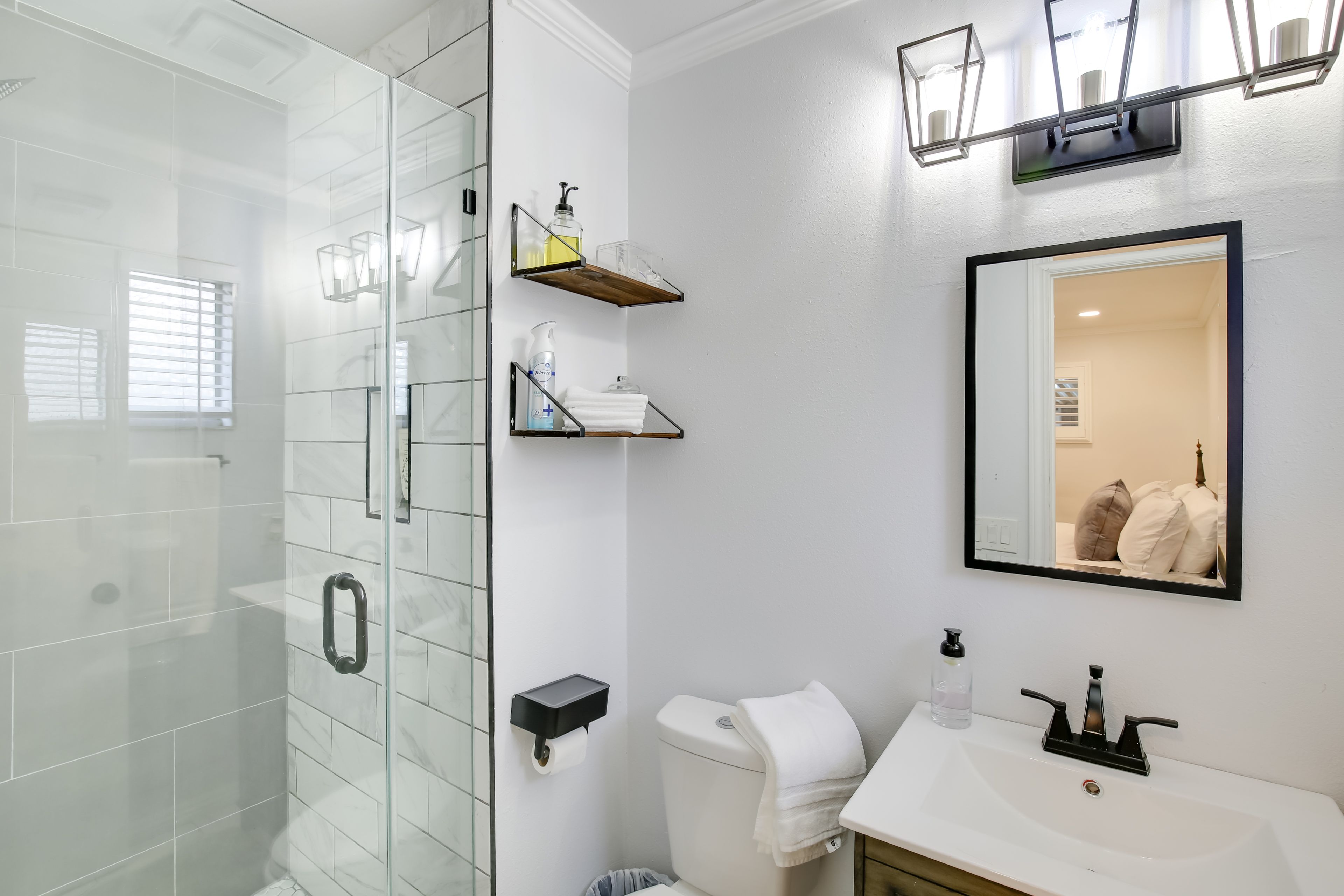 Full Bathroom | Towels Provided