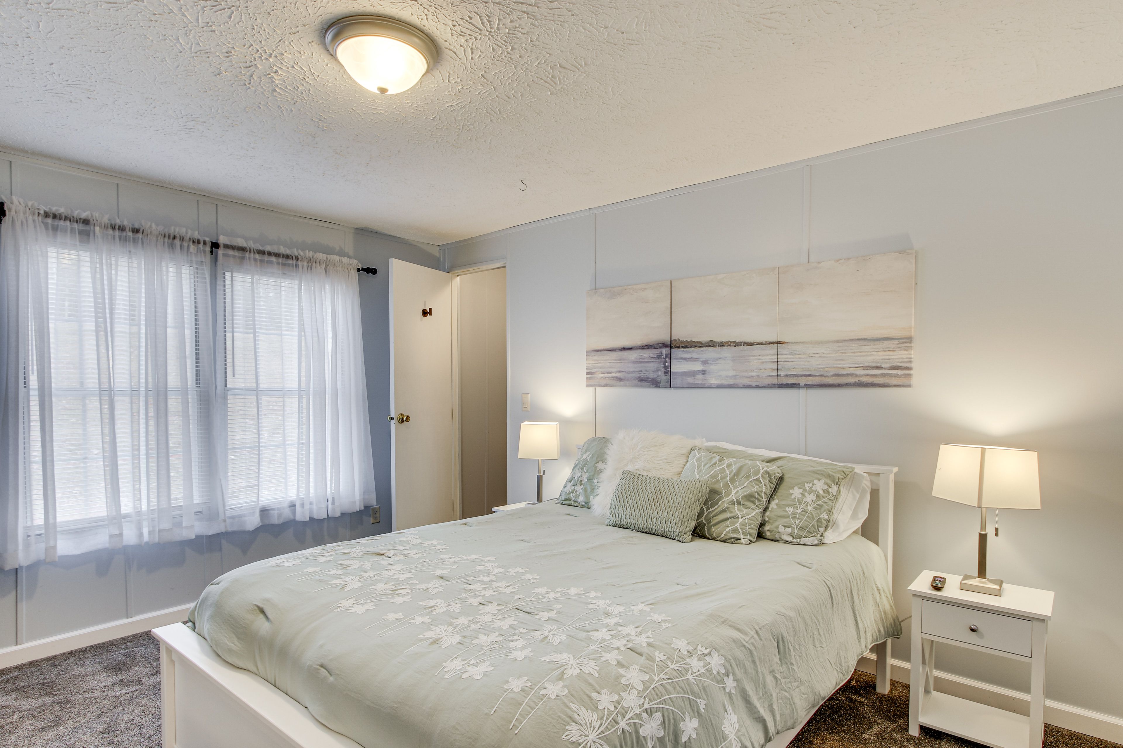 Bedroom 2 | Queen Bed | Smart TV