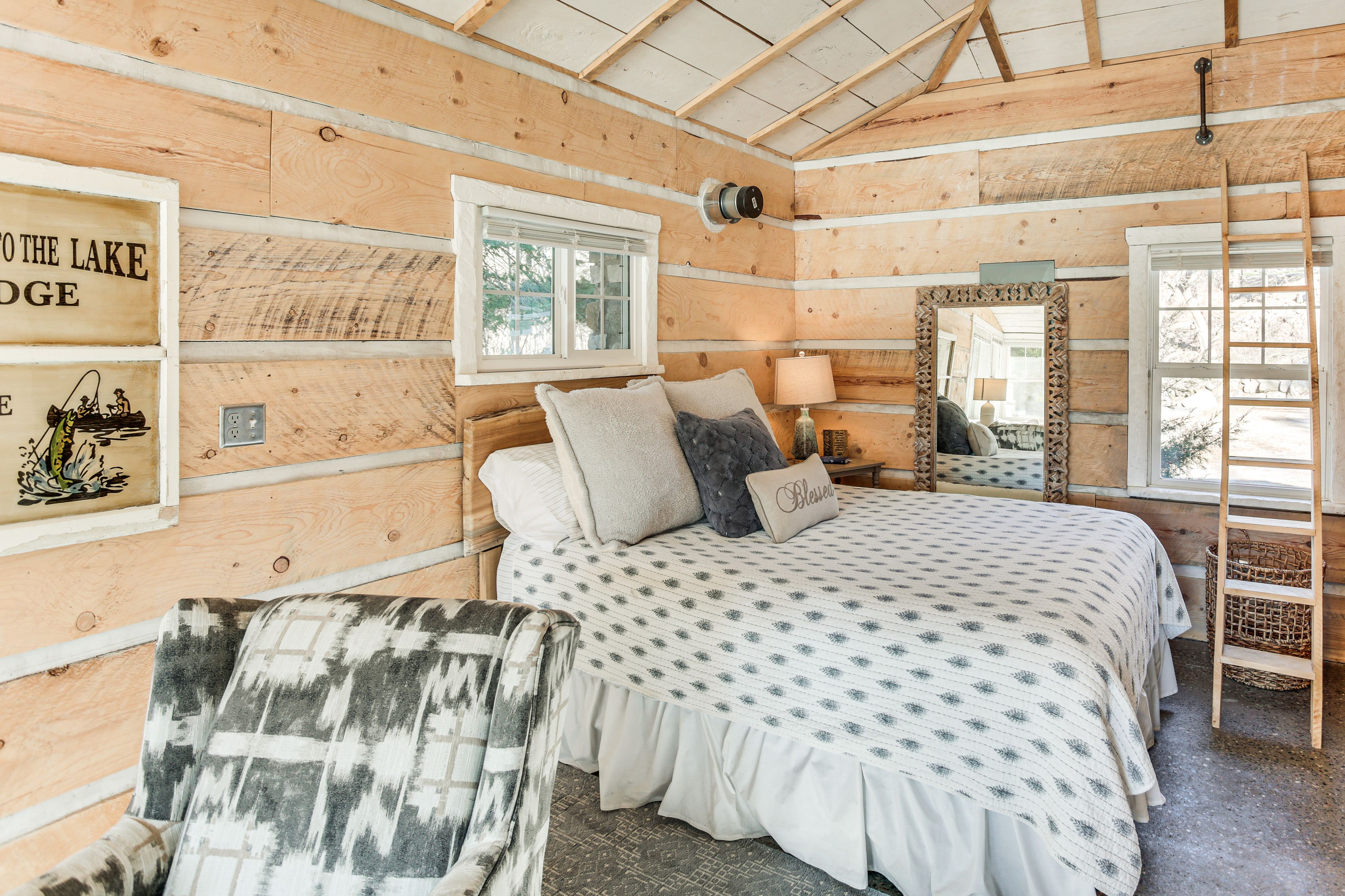 Studio | Queen Bed