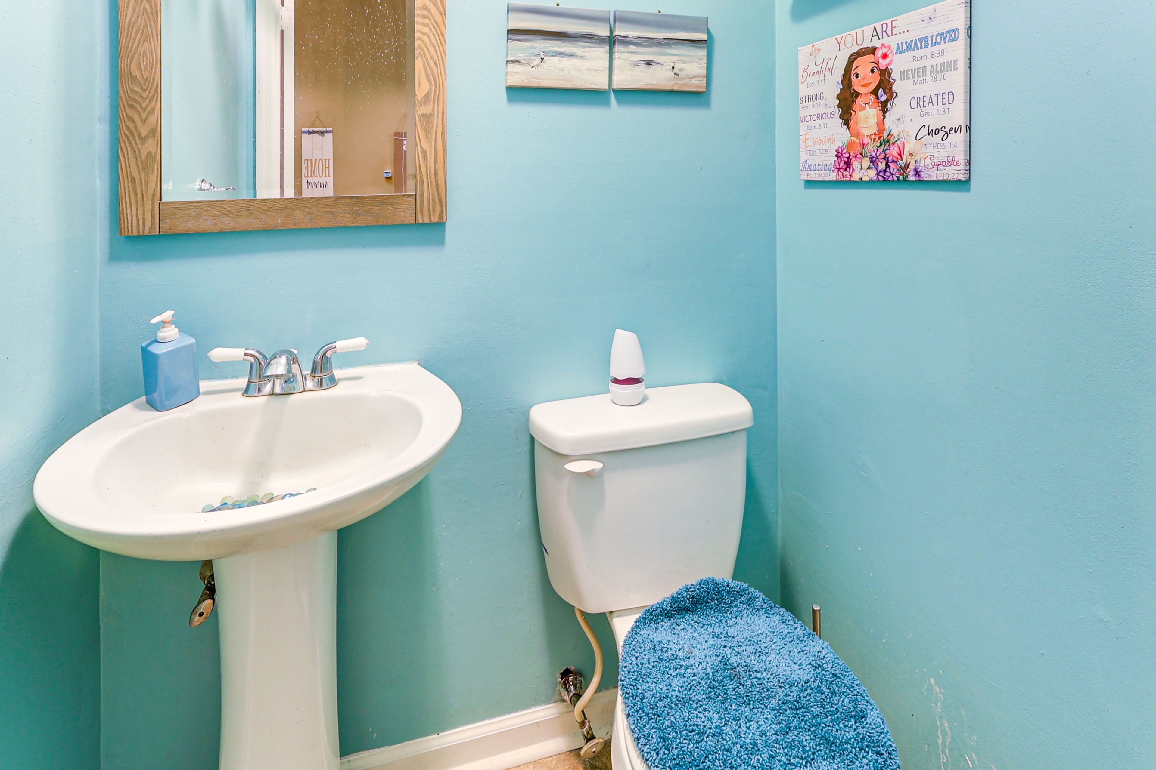 Half Bathroom | 1st Floor | Complimentary Toiletries | Towels Provided