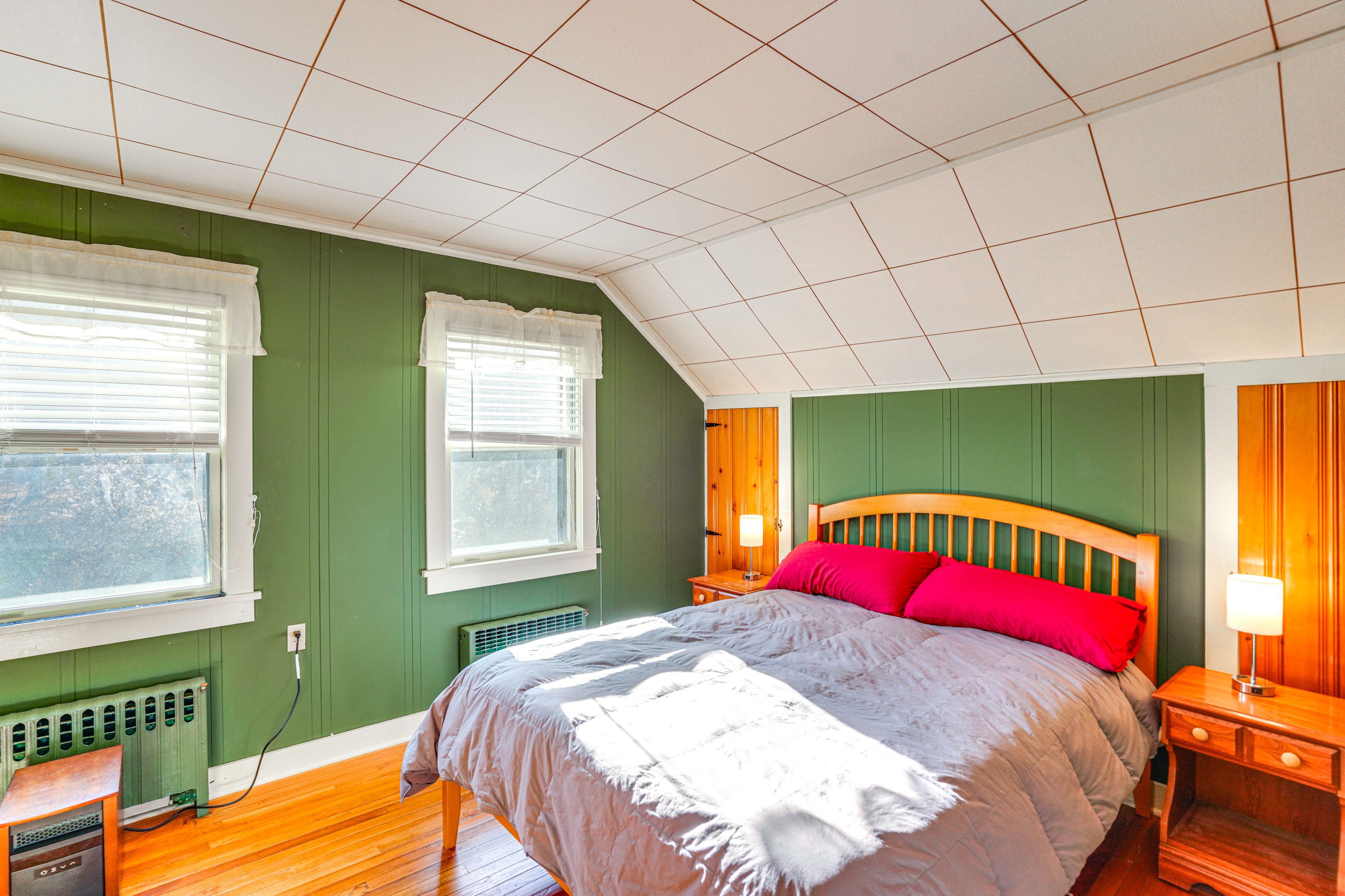 Bedroom | Queen Bed | Linens Provided