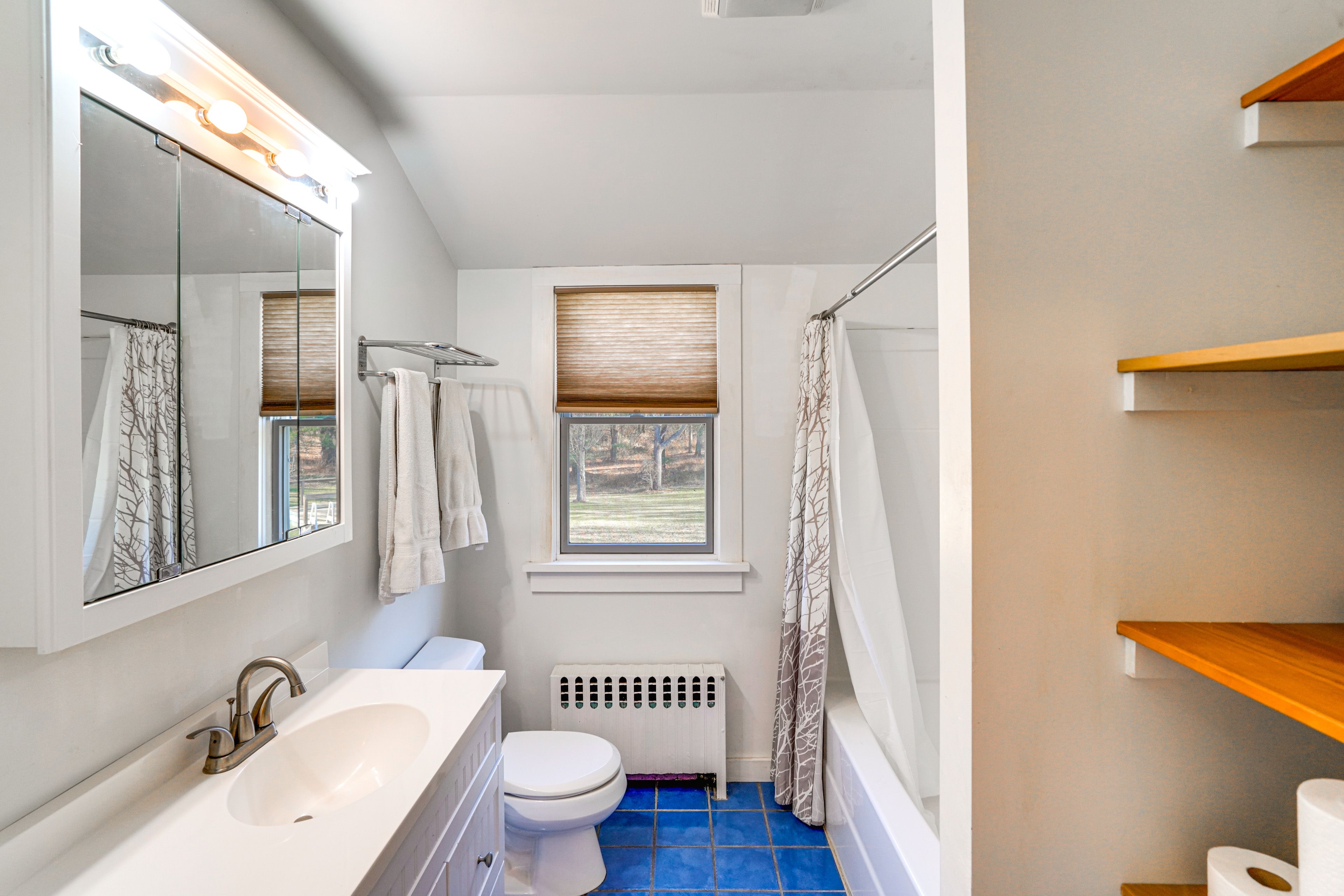 Full Bathroom | Towels Provided