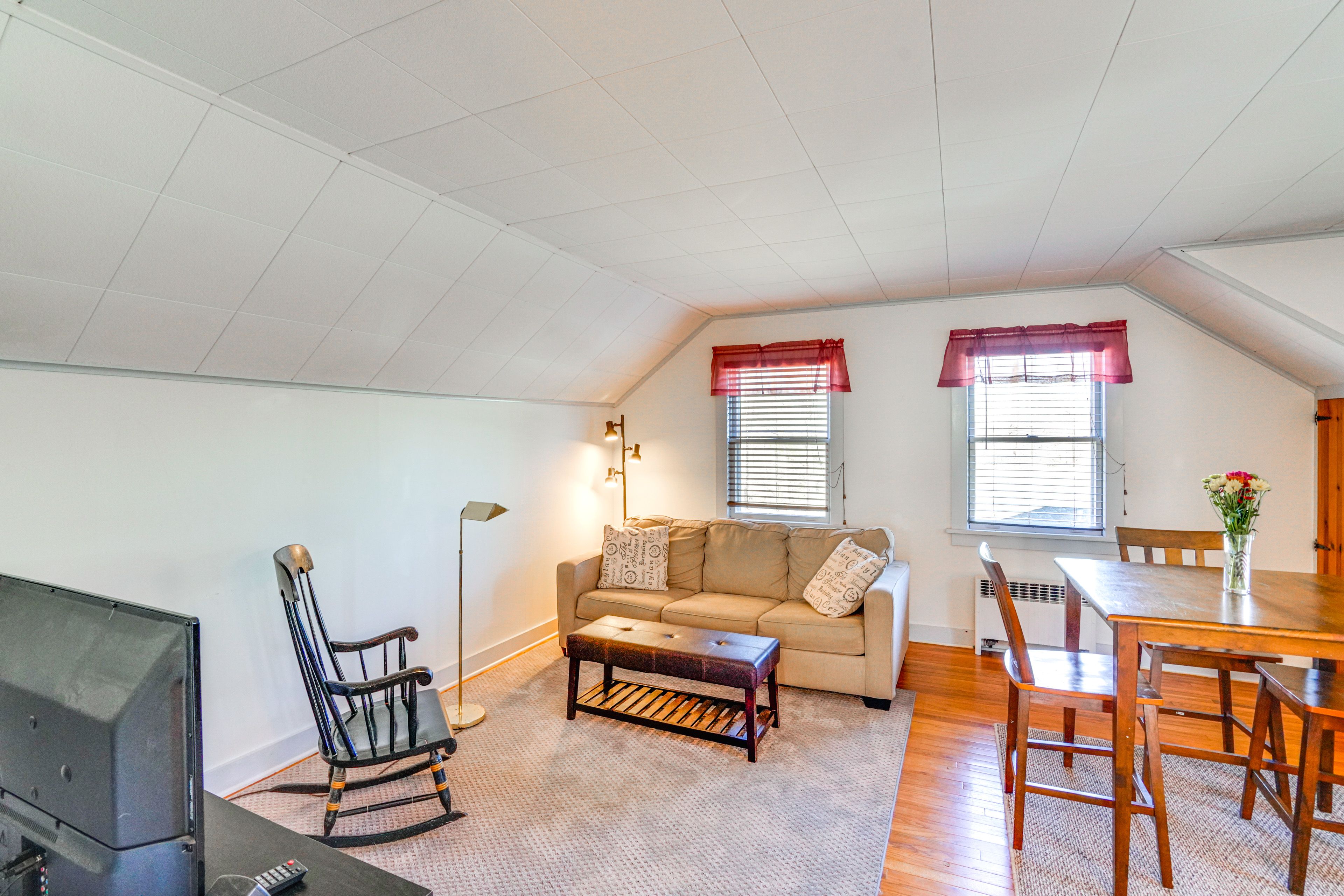Hudson Vacation Rental | 1BR | 1BA | Steps to Enter | 650 Sq Ft