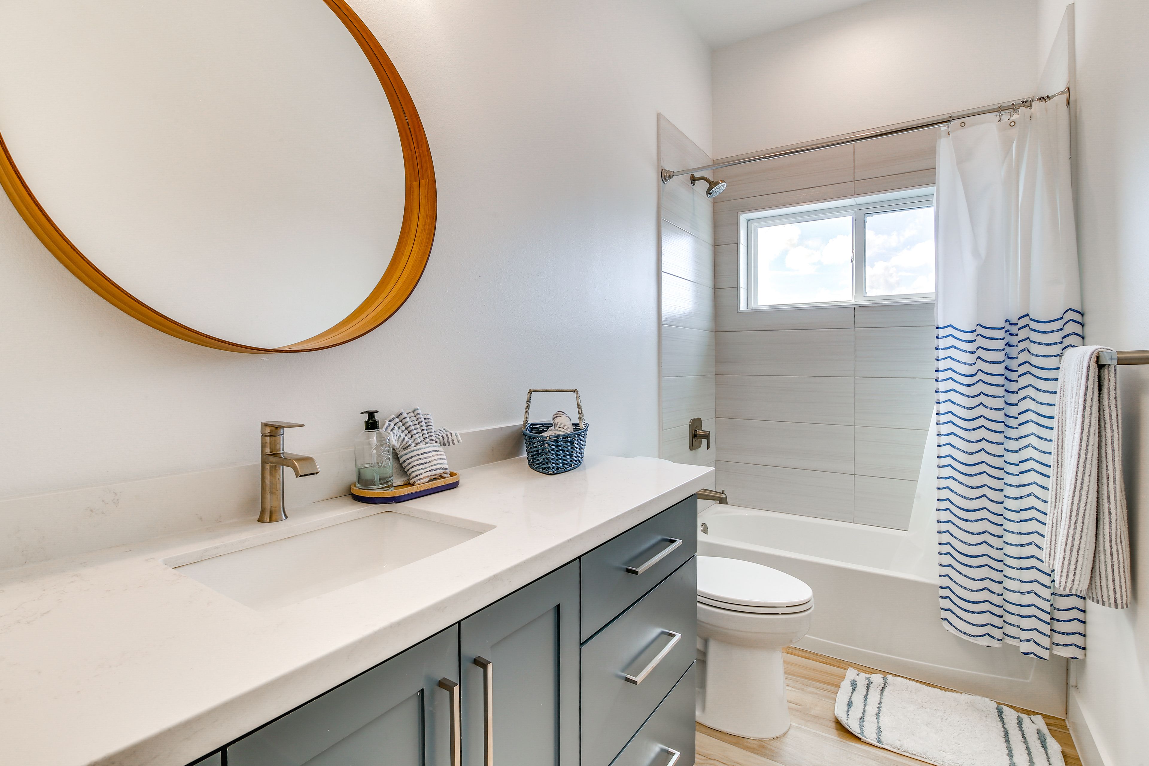 Full Bathroom | 2nd Floor