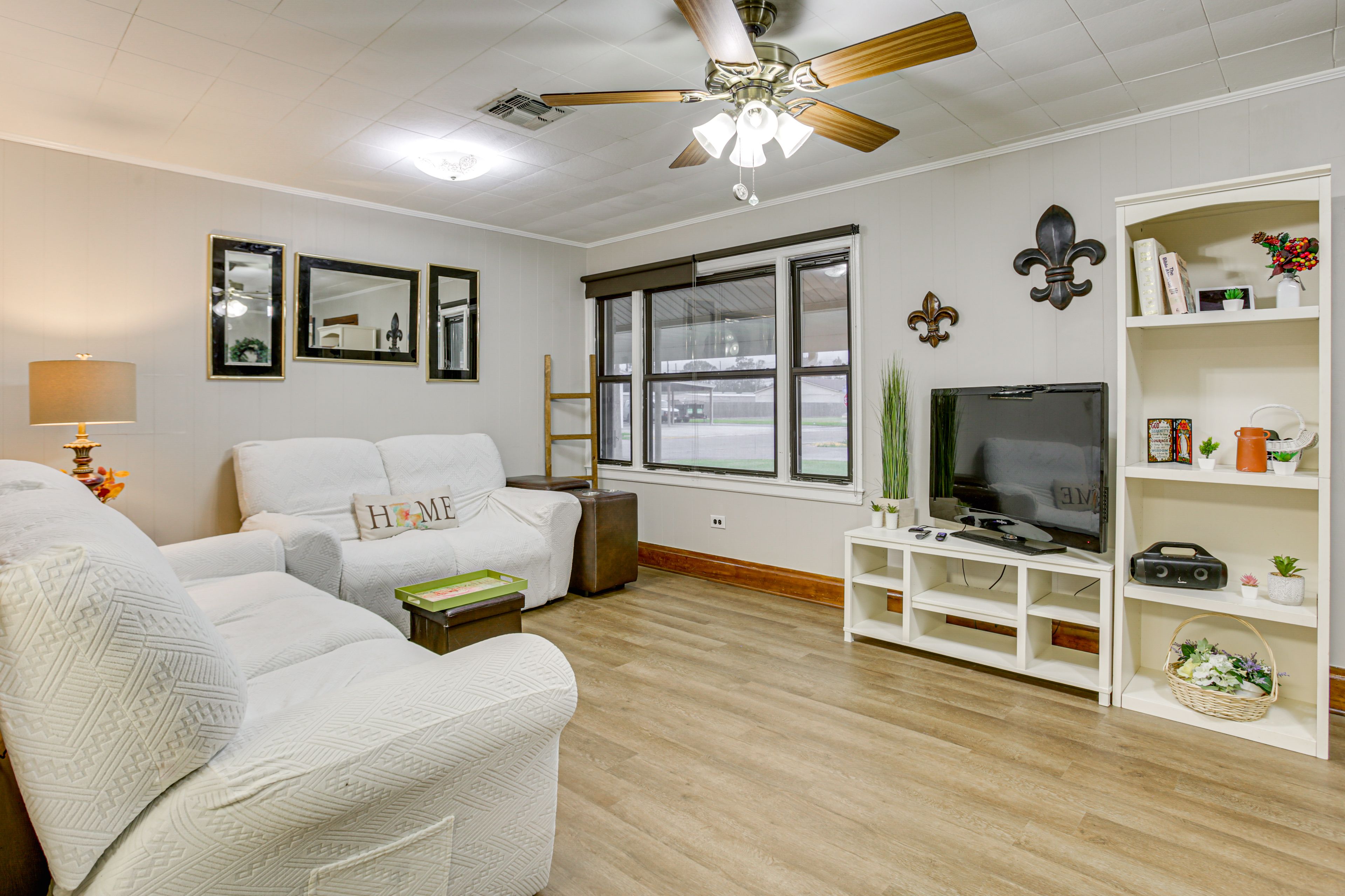 Living Room | Smart TV | Free WiFi | Central A/C & Heating