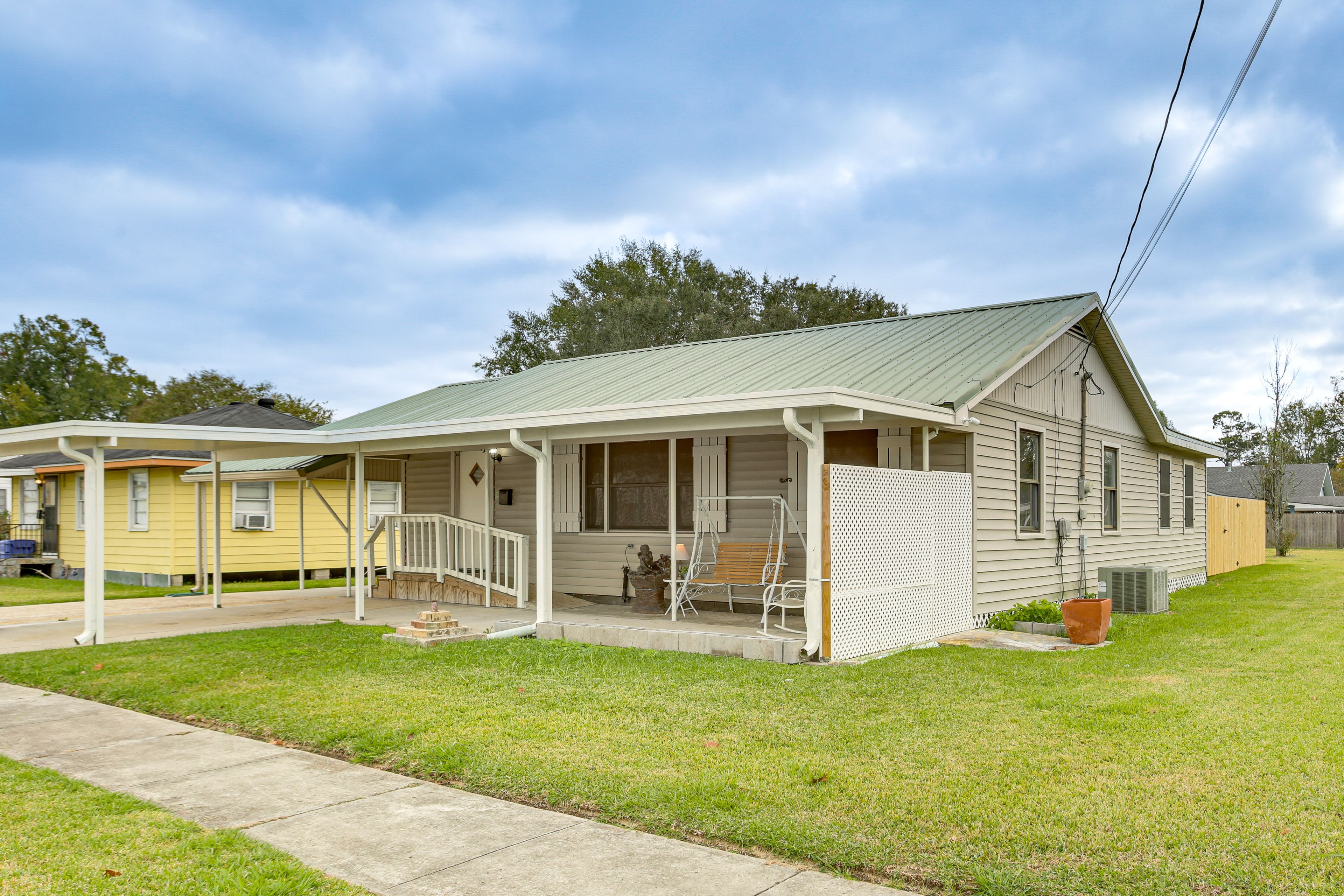 Parking | Driveway (4 Vehicles) | Free Street Parking