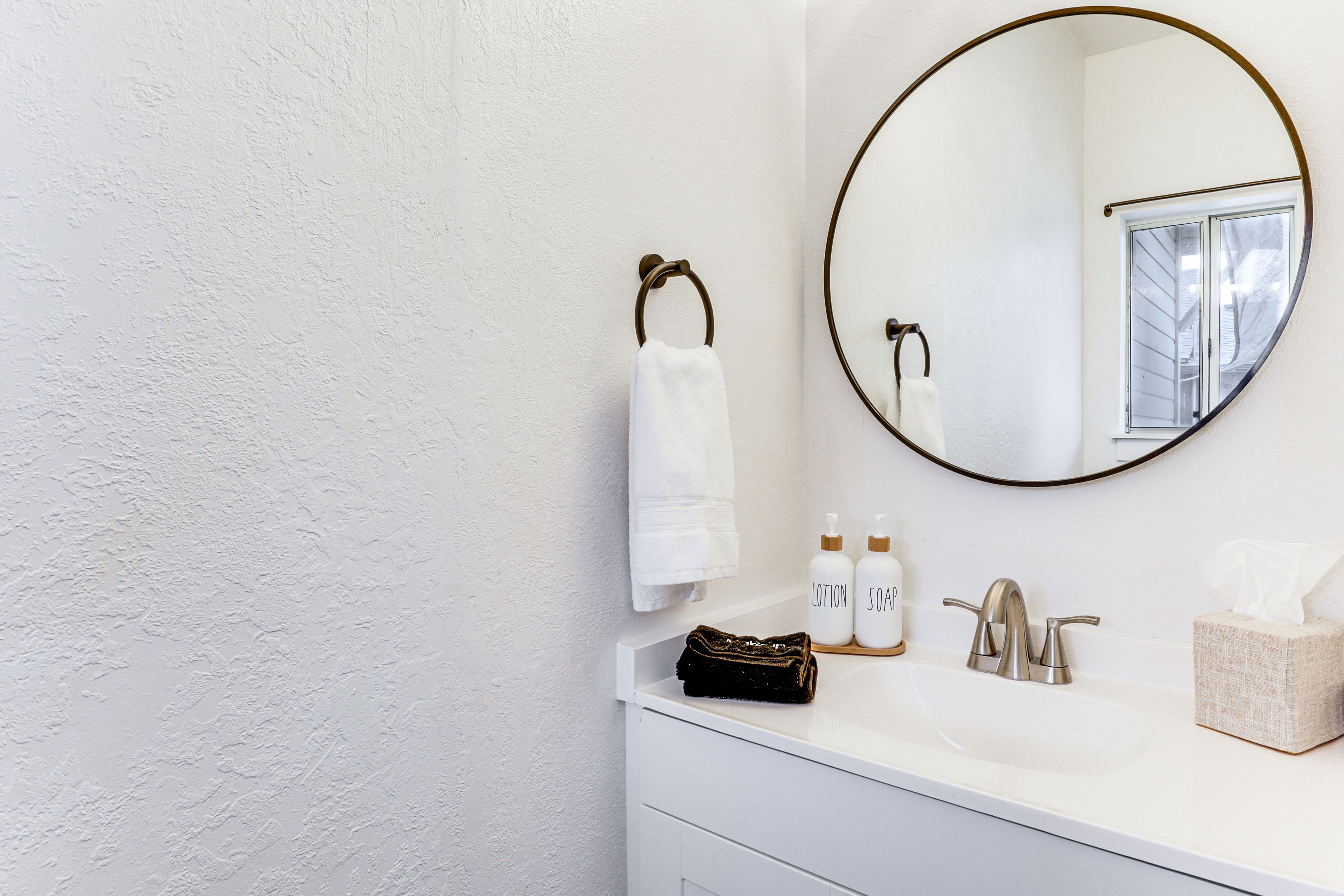 Half Bathroom | Towels Provided