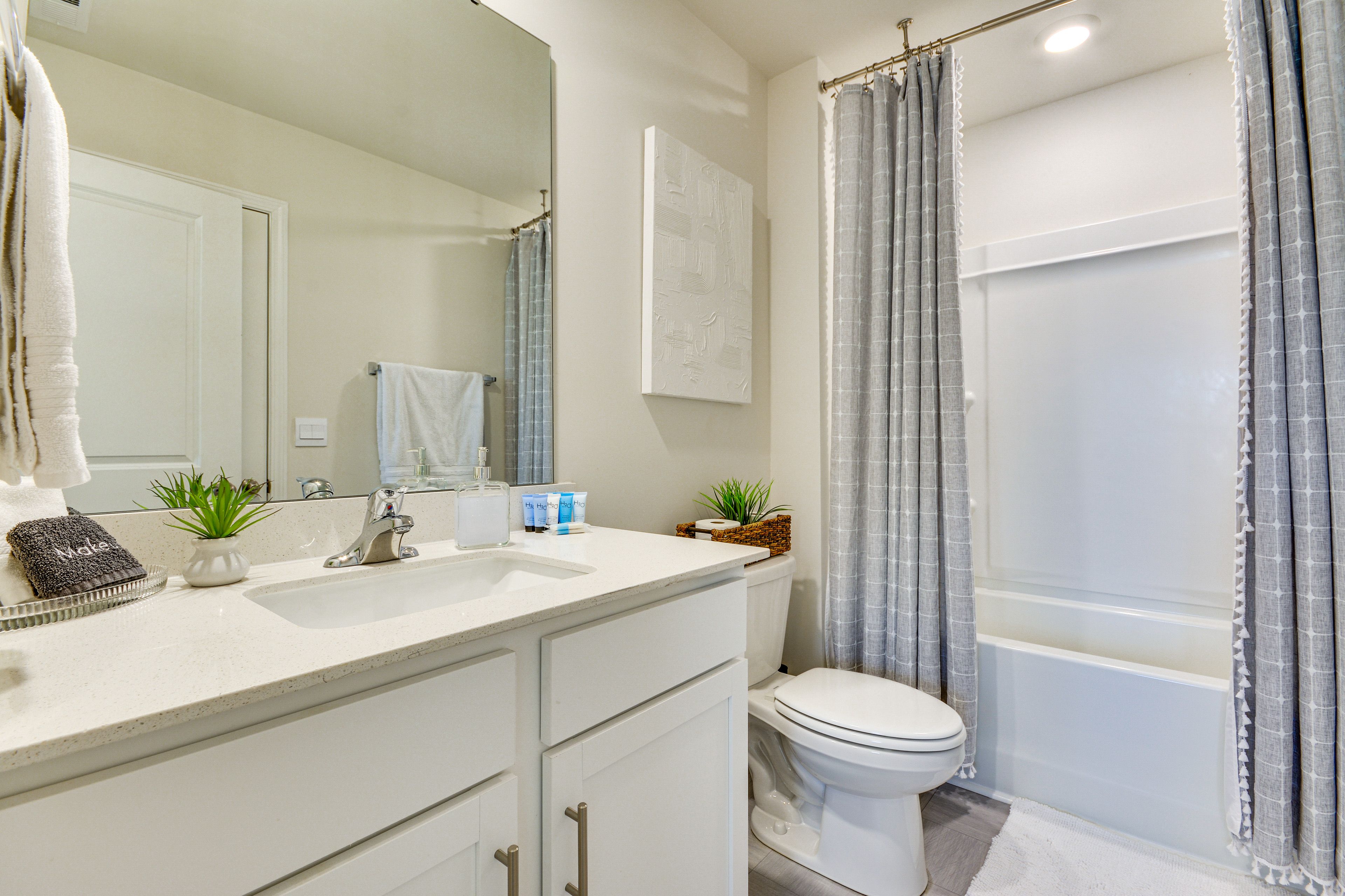 Full Bathroom | 2nd Floor