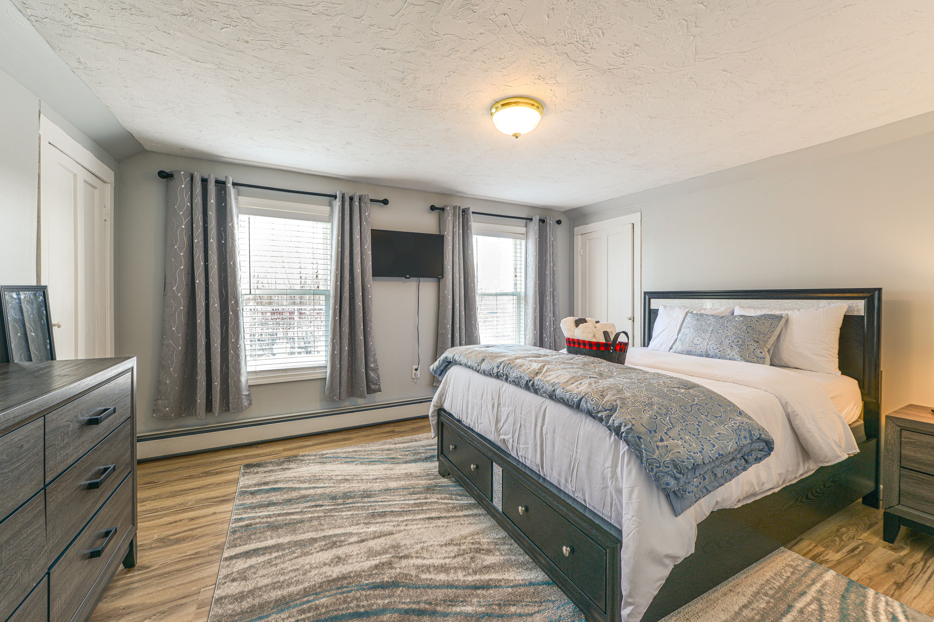 Bedroom 1 | Queen Bed | 2nd Floor | Smart TV