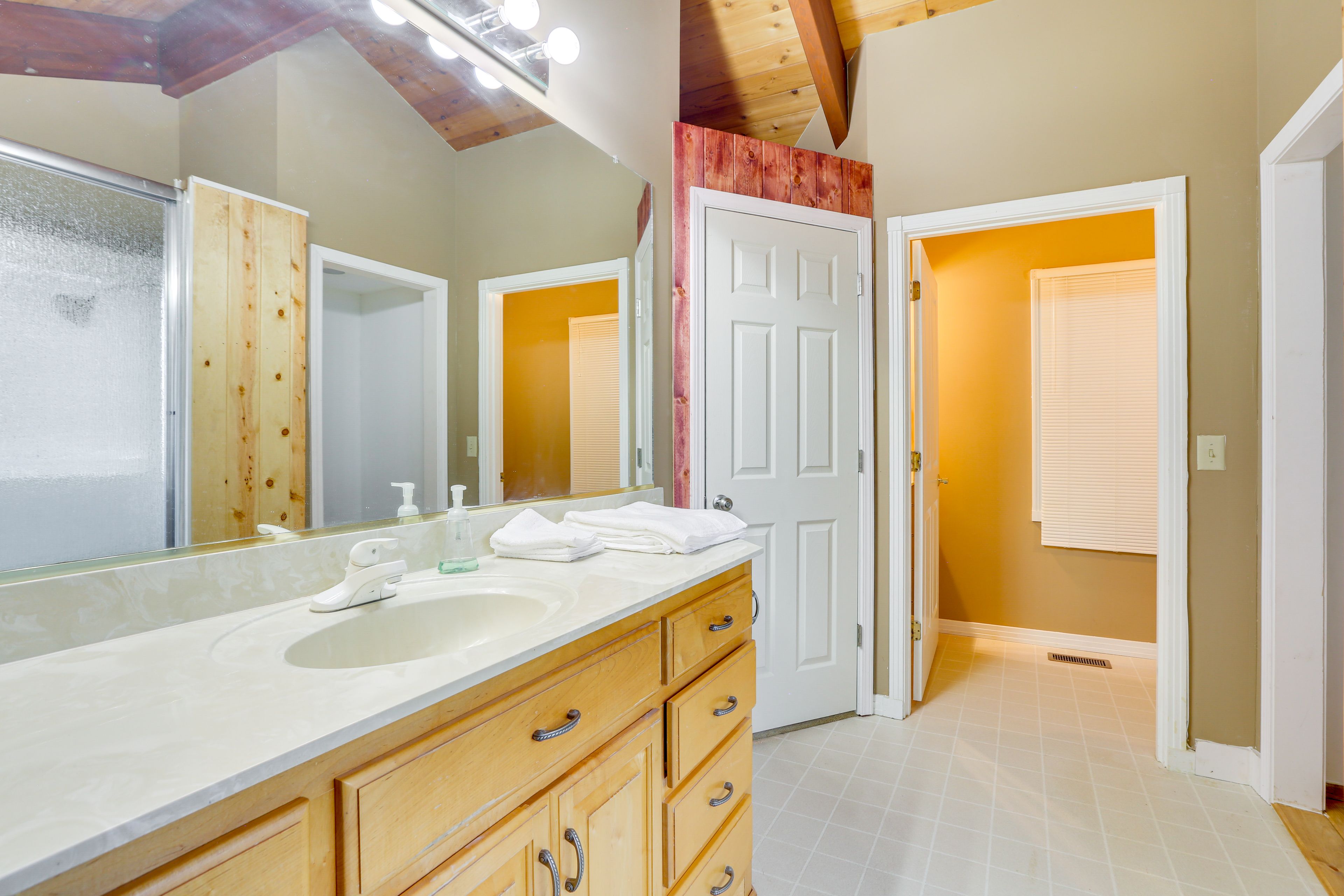 En-Suite Bathroom | Main Level | Towels Provided