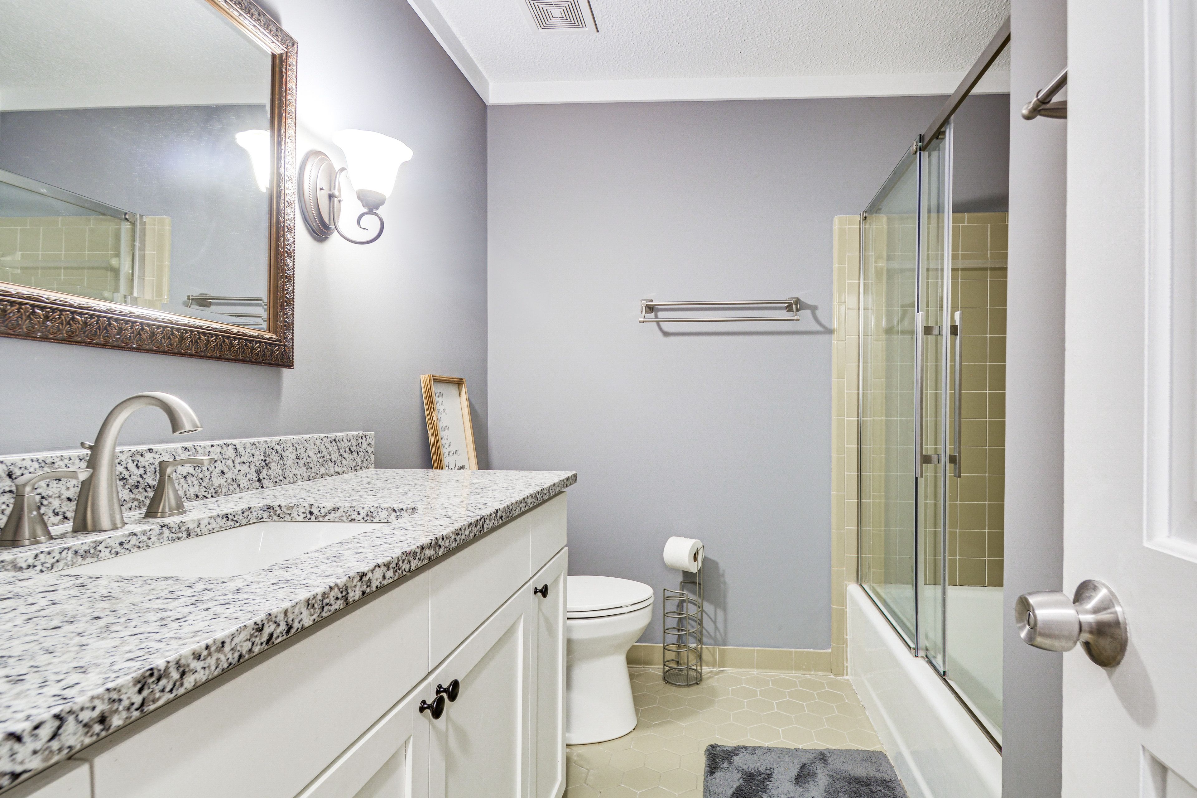 Full Bathroom | Complimentary Toiletries