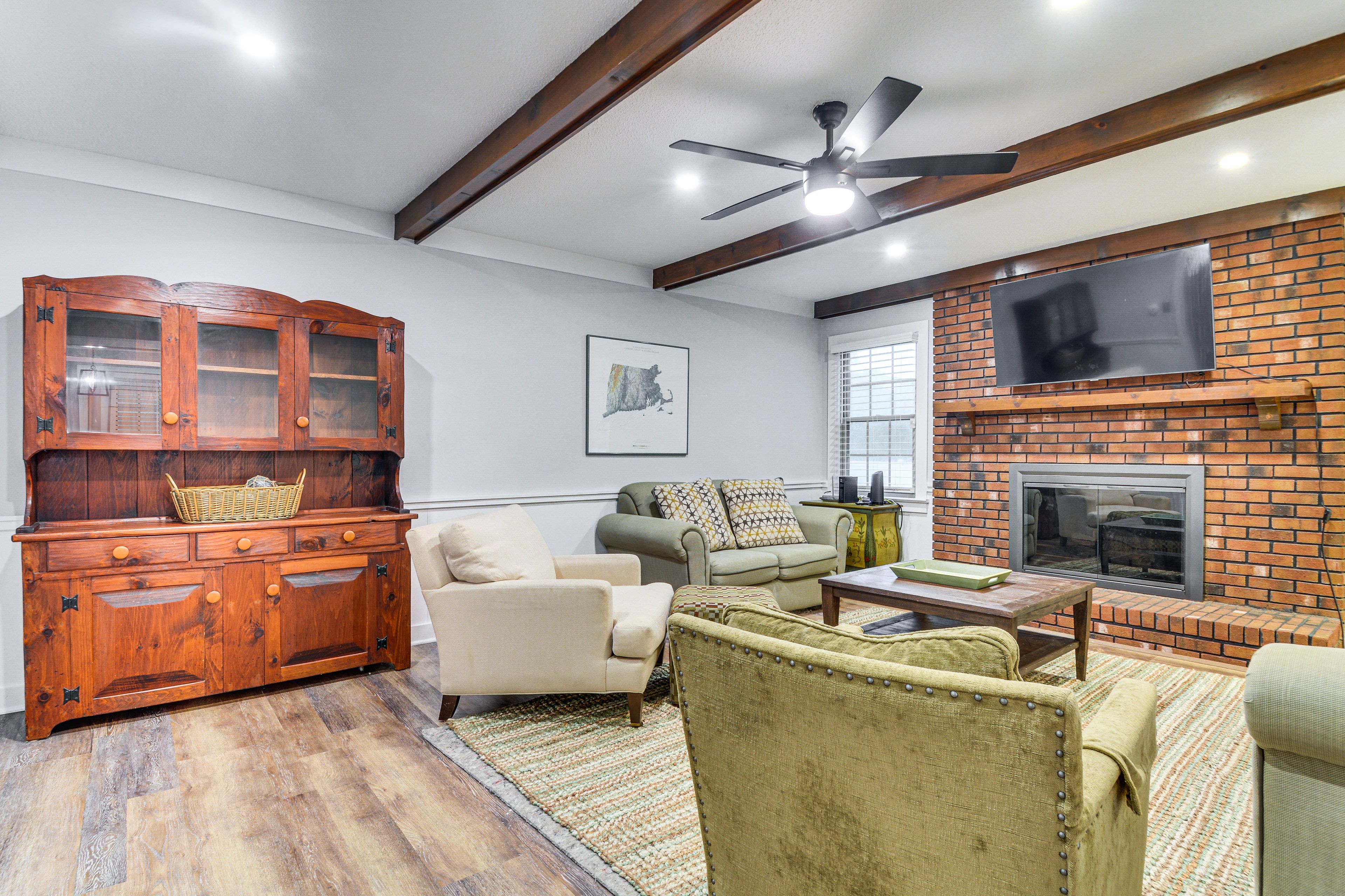 Living Room | Queen Sleeper Sofa | Smart TV | Gas Fireplace | Free WiFi