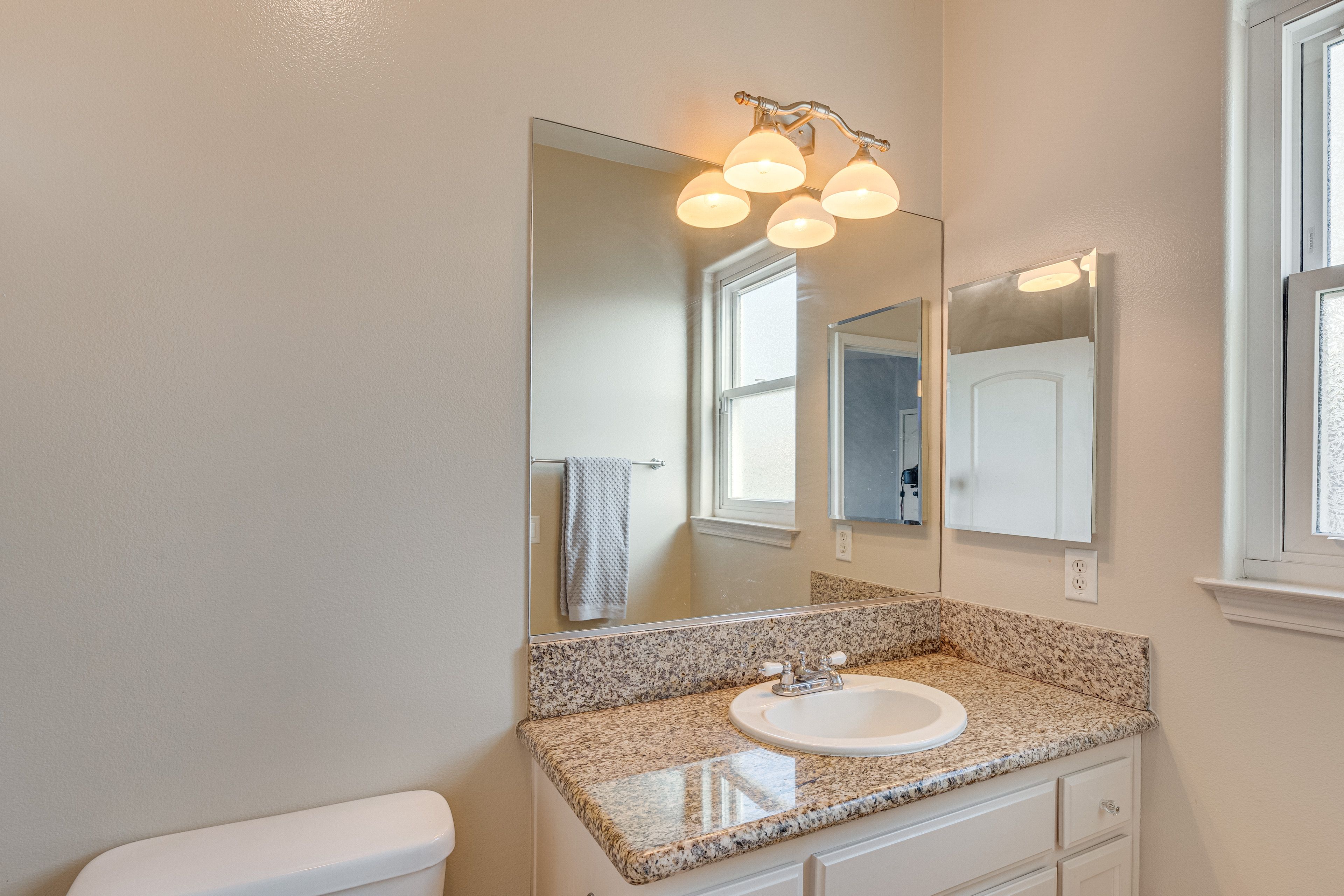 Full Bathroom | 2nd Floor