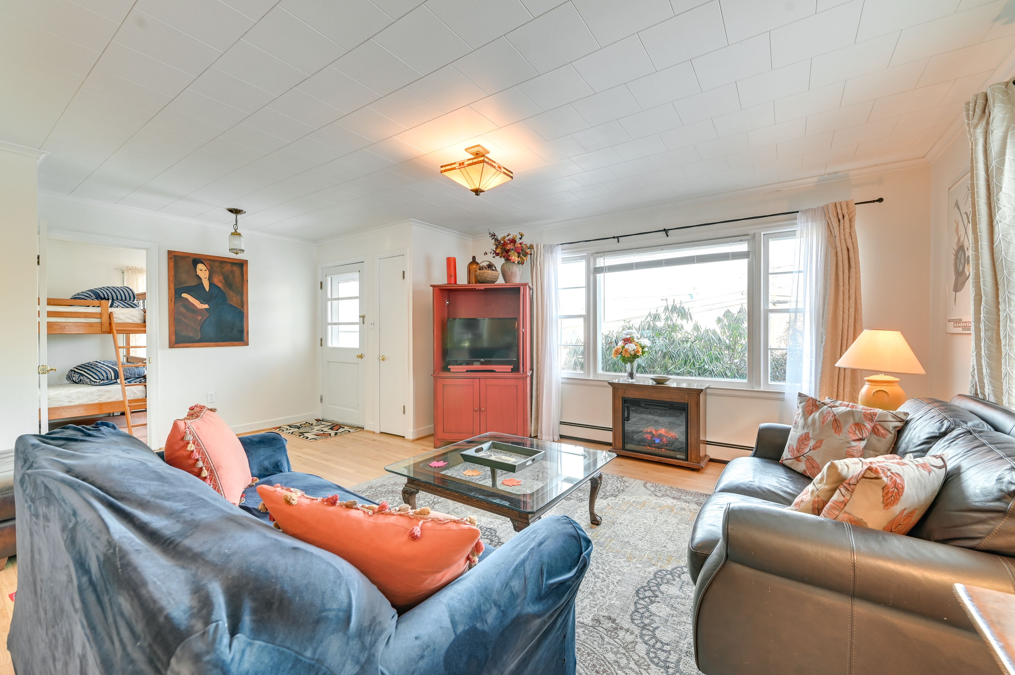Living Room | Electric Fireplace | Board Games | Smart TV