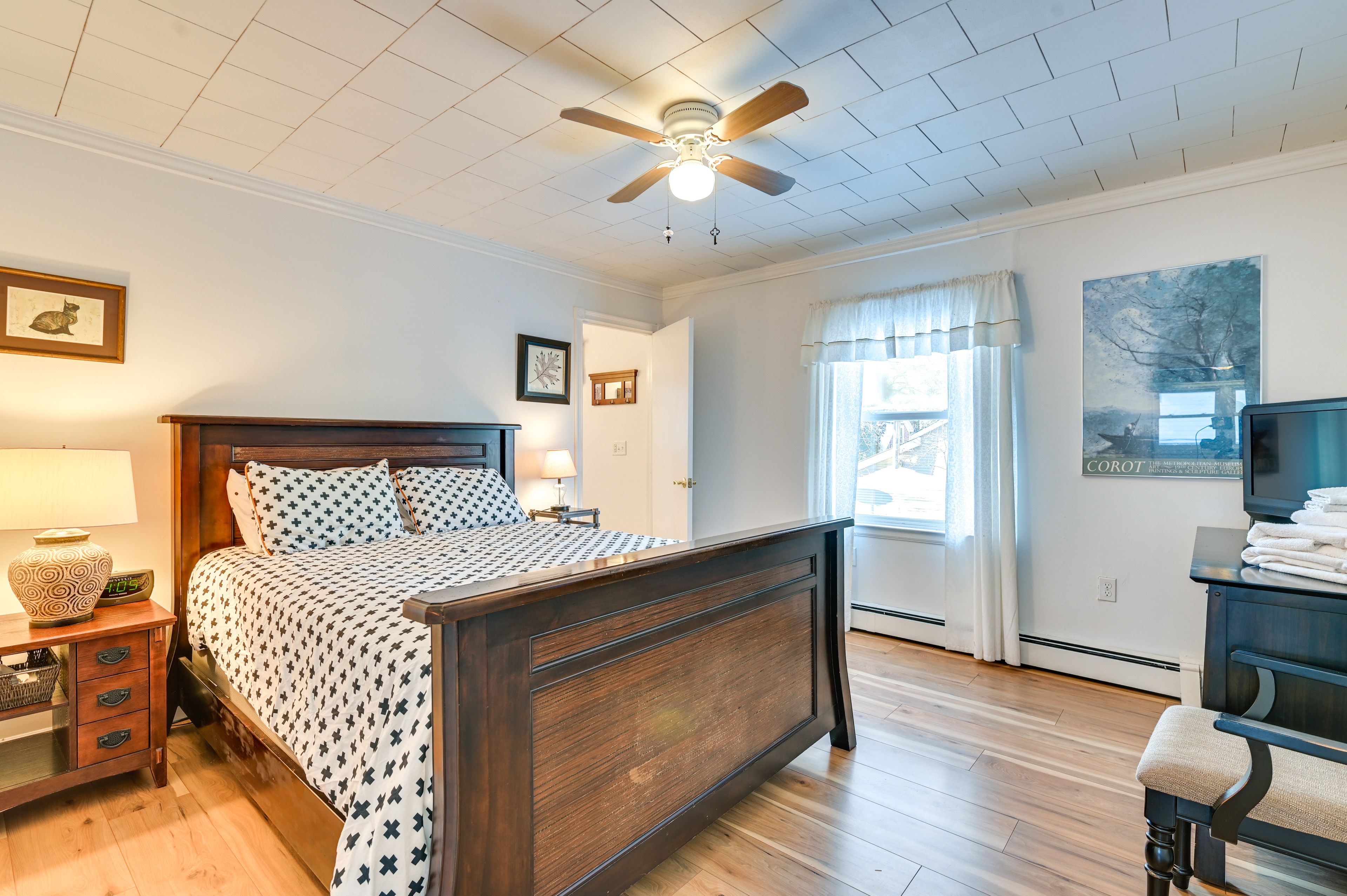 Bedroom 1 | Queen Bed | En-Suite Bathroom