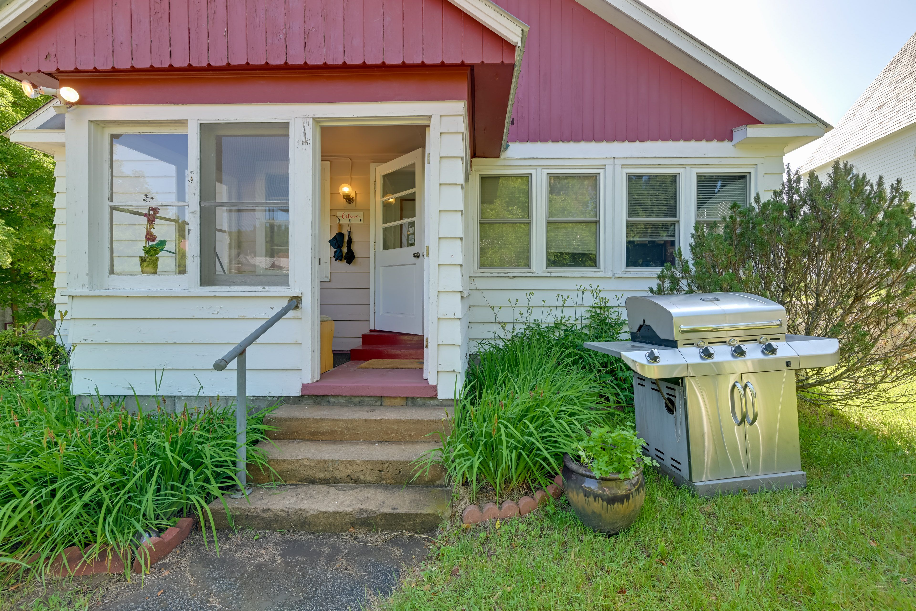 Exterior | Grill | Dining Area