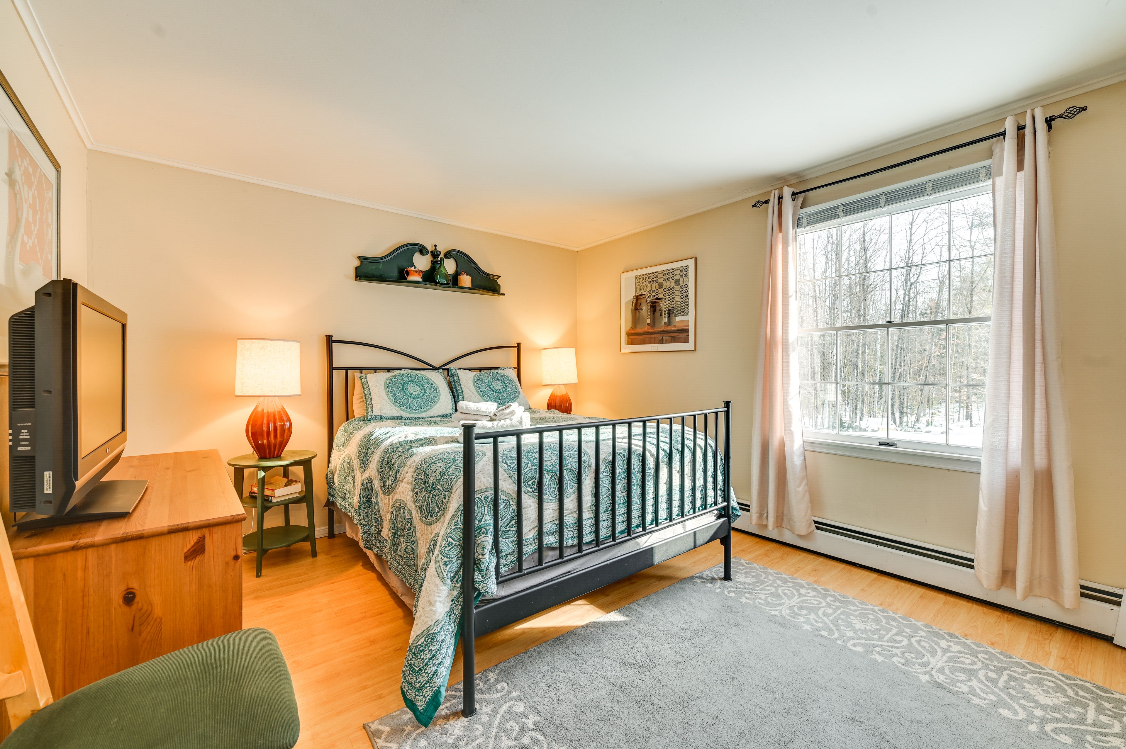 Bedroom 1 | Queen Bed | 1st Floor