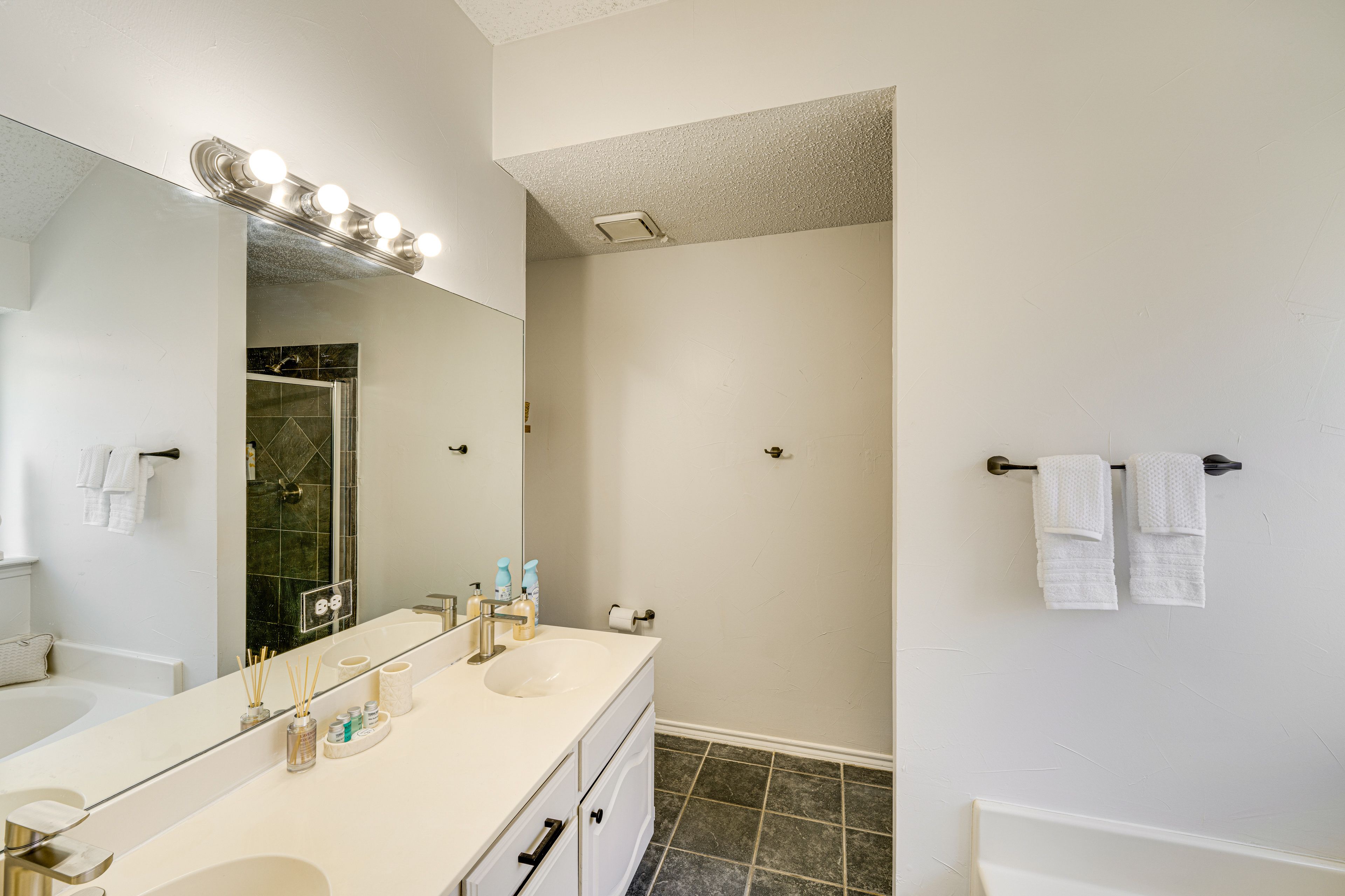 Full Bathroom | Towels Provided