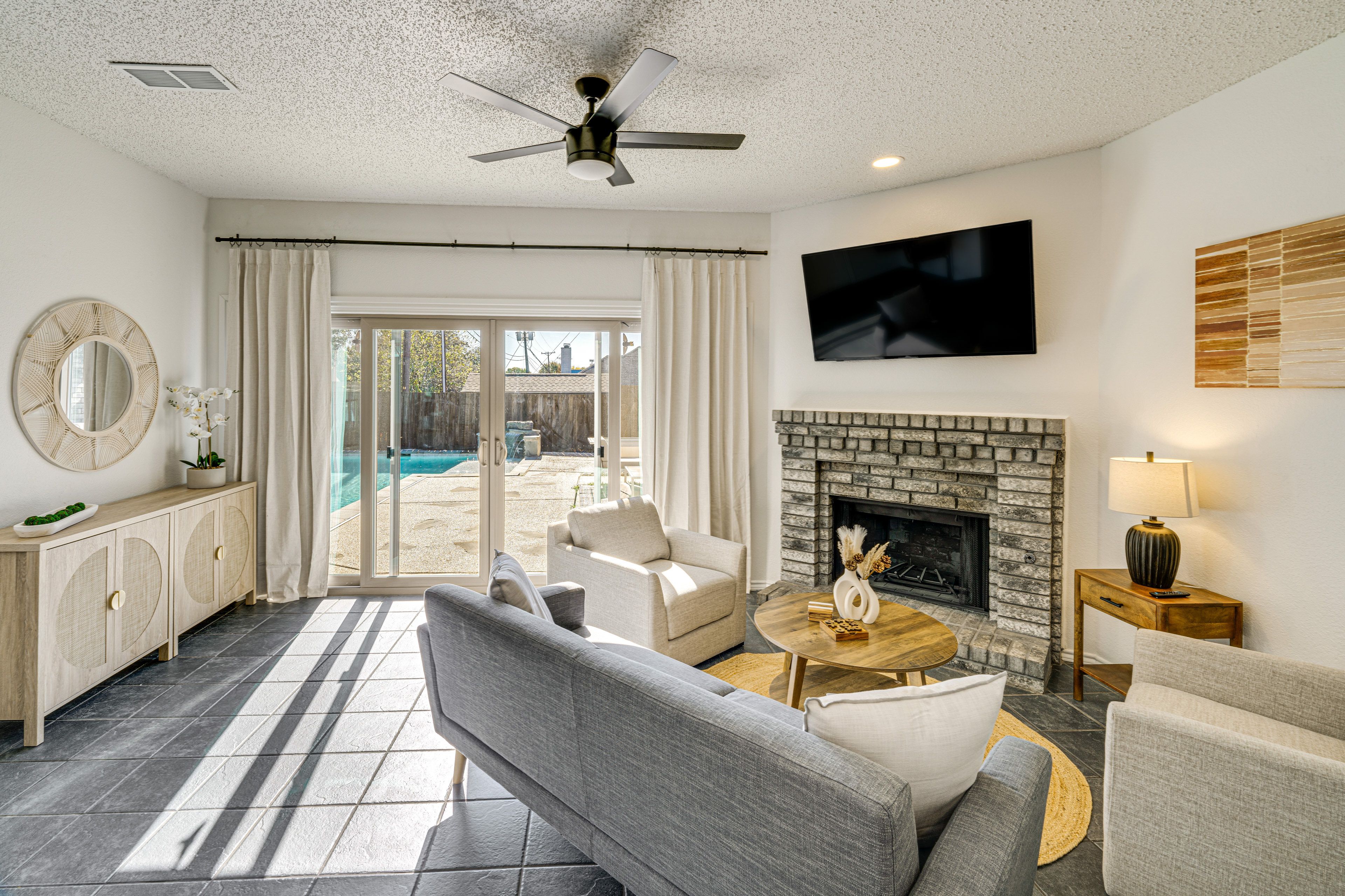 Living Room | Free WiFi | Smart TV | Decorative Fireplace
