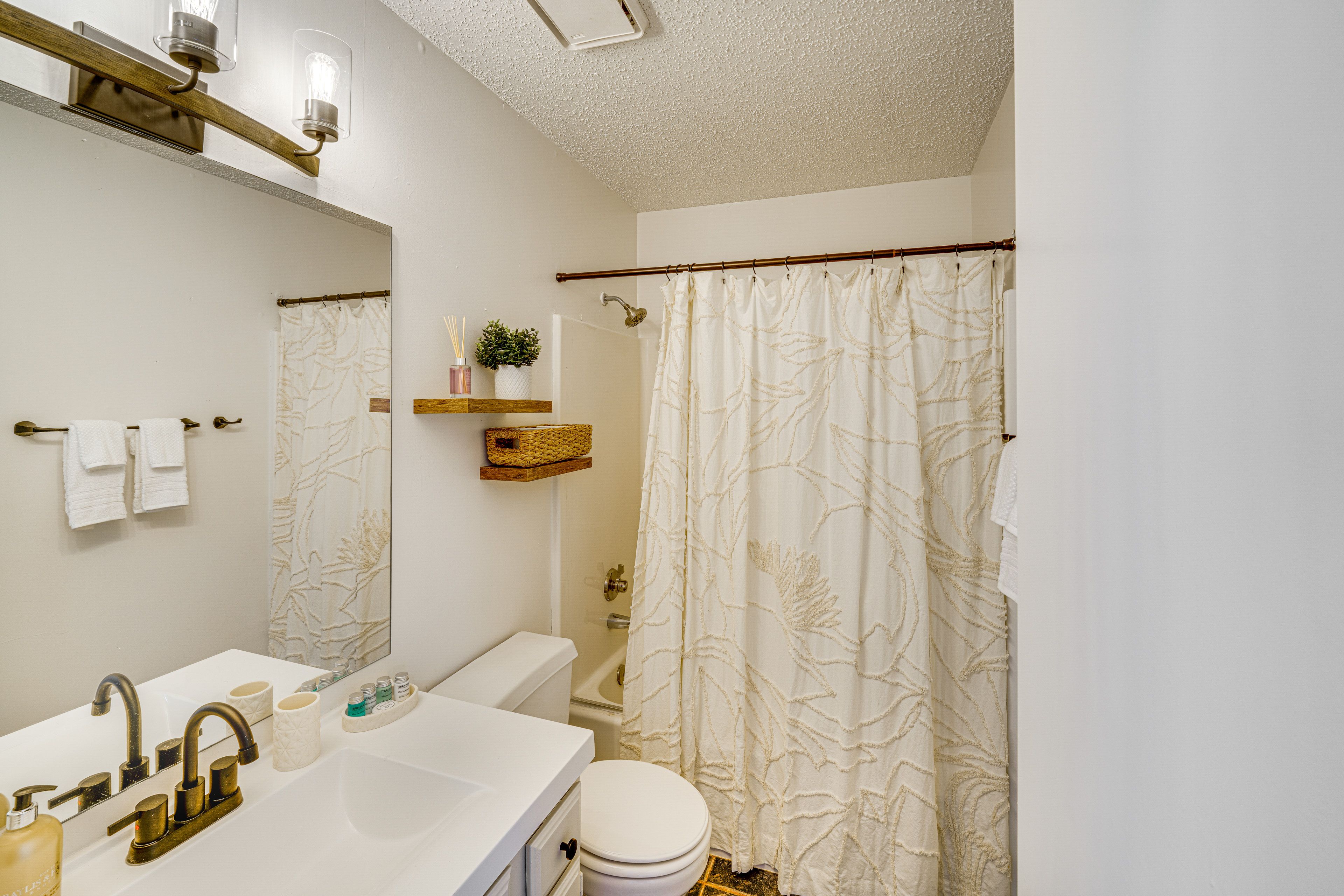 Full Bathroom | Shower/Tub Combo