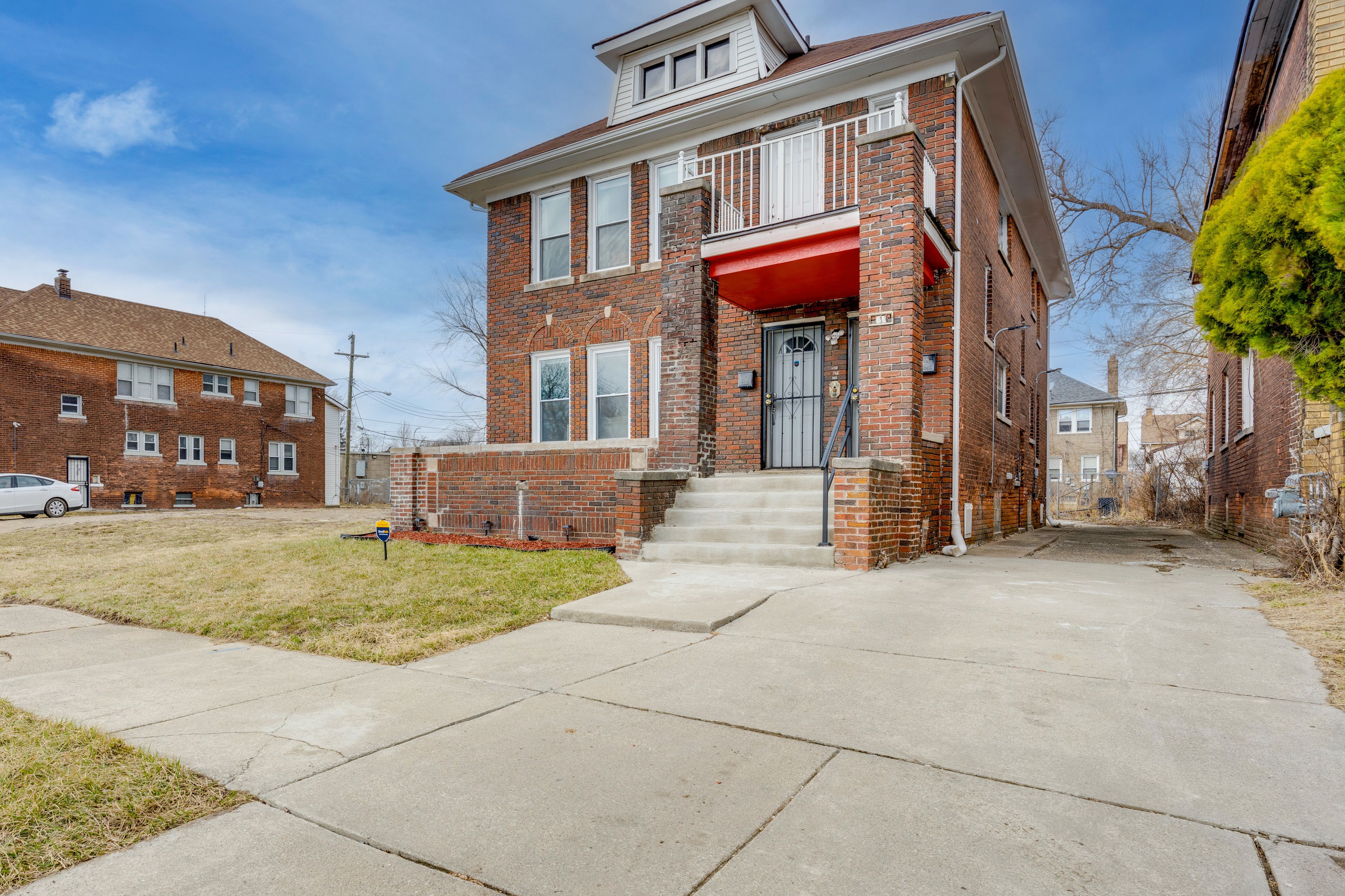 Property Exterior | Free Street Parking