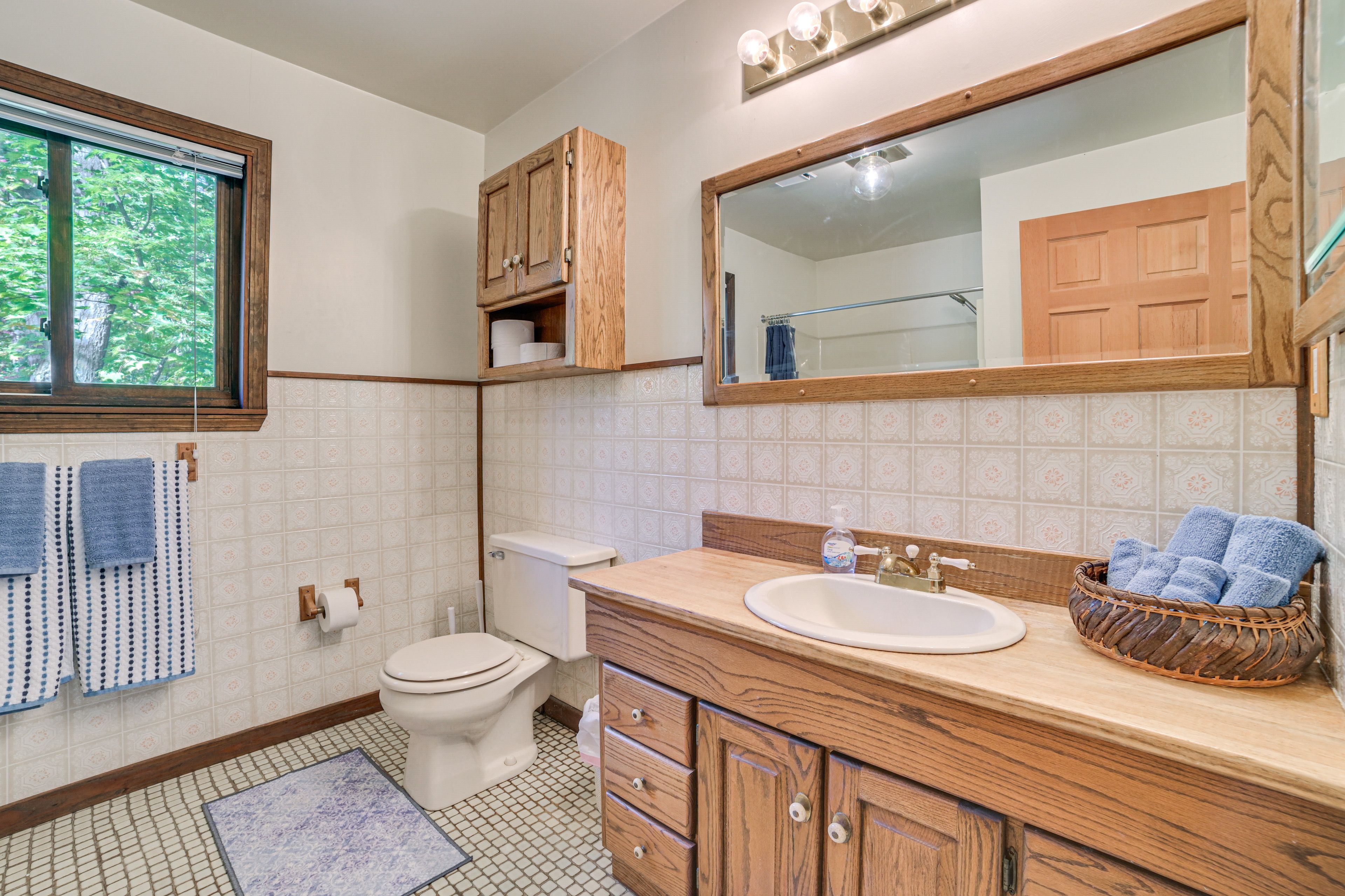 Full Bathroom | 2nd Floor | Towels Provided