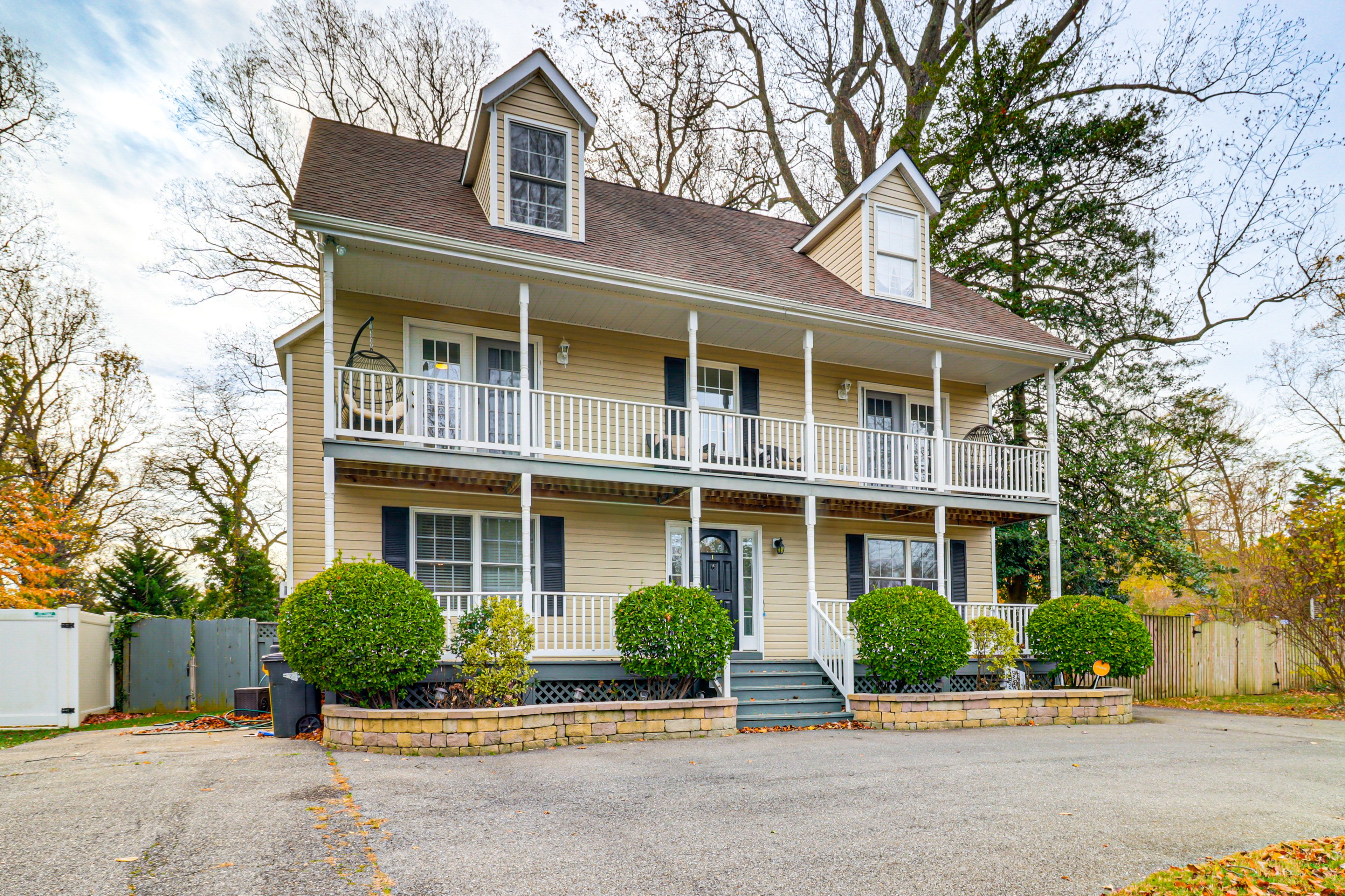 Parking | Driveway (9 Vehicles) | RV/Trailer Parking Available