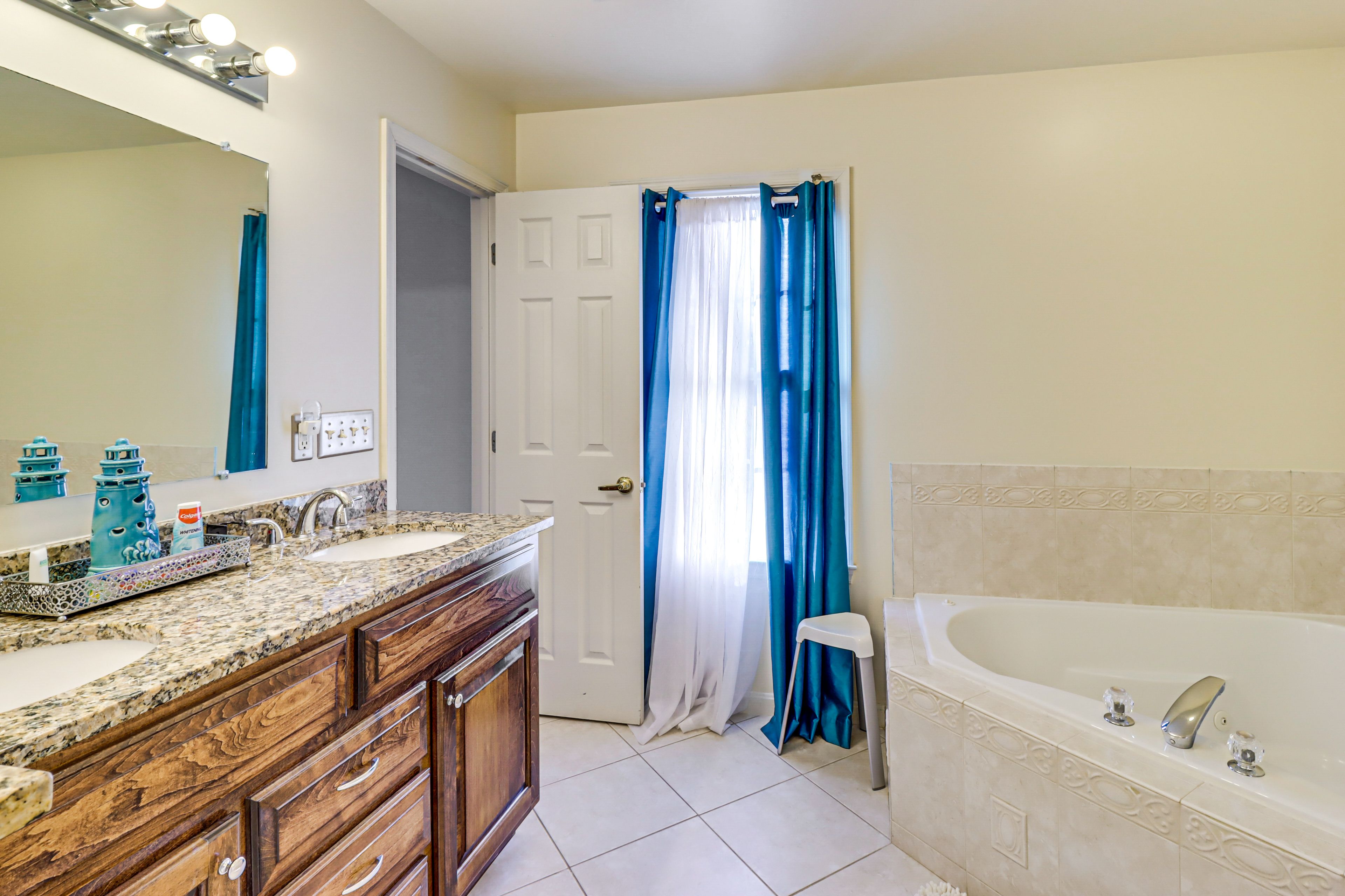 En-Suite Bathroom | Towels & Linens Provided | 2nd Floor